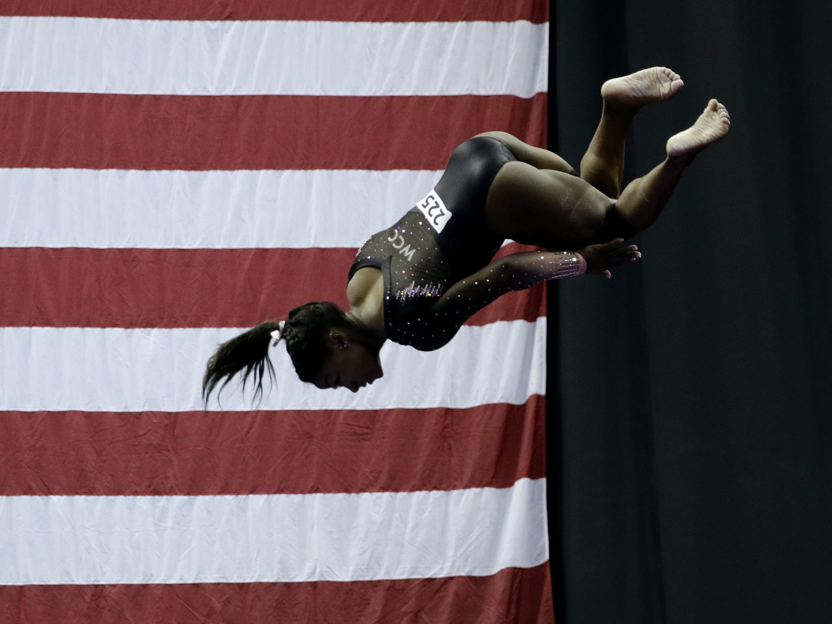 Simone Biles hat zum ersten Mal einen "Triple-Double" erturnt.