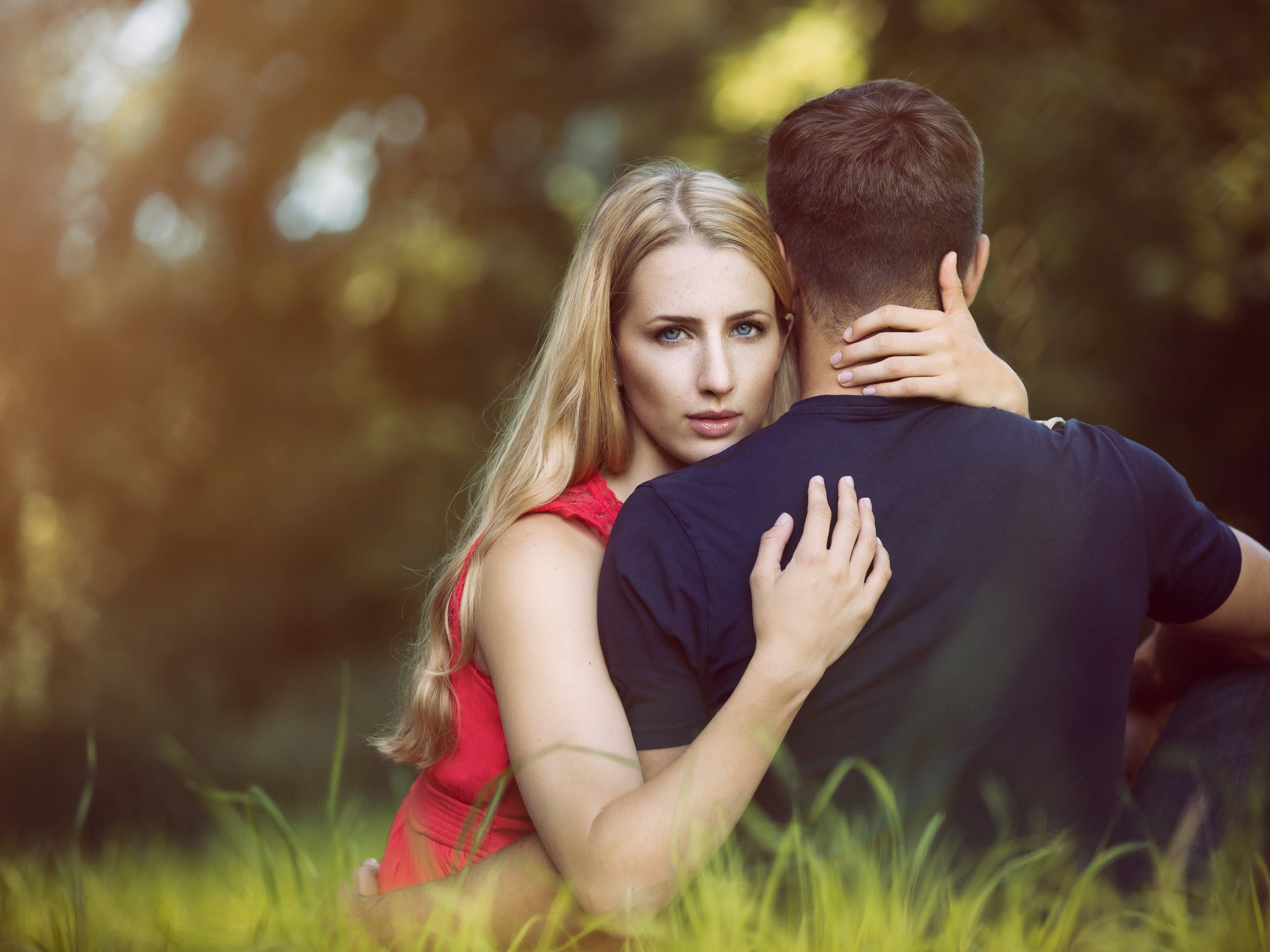 Besonders in einer jungen Liebe ist die Eifersucht noch groß.