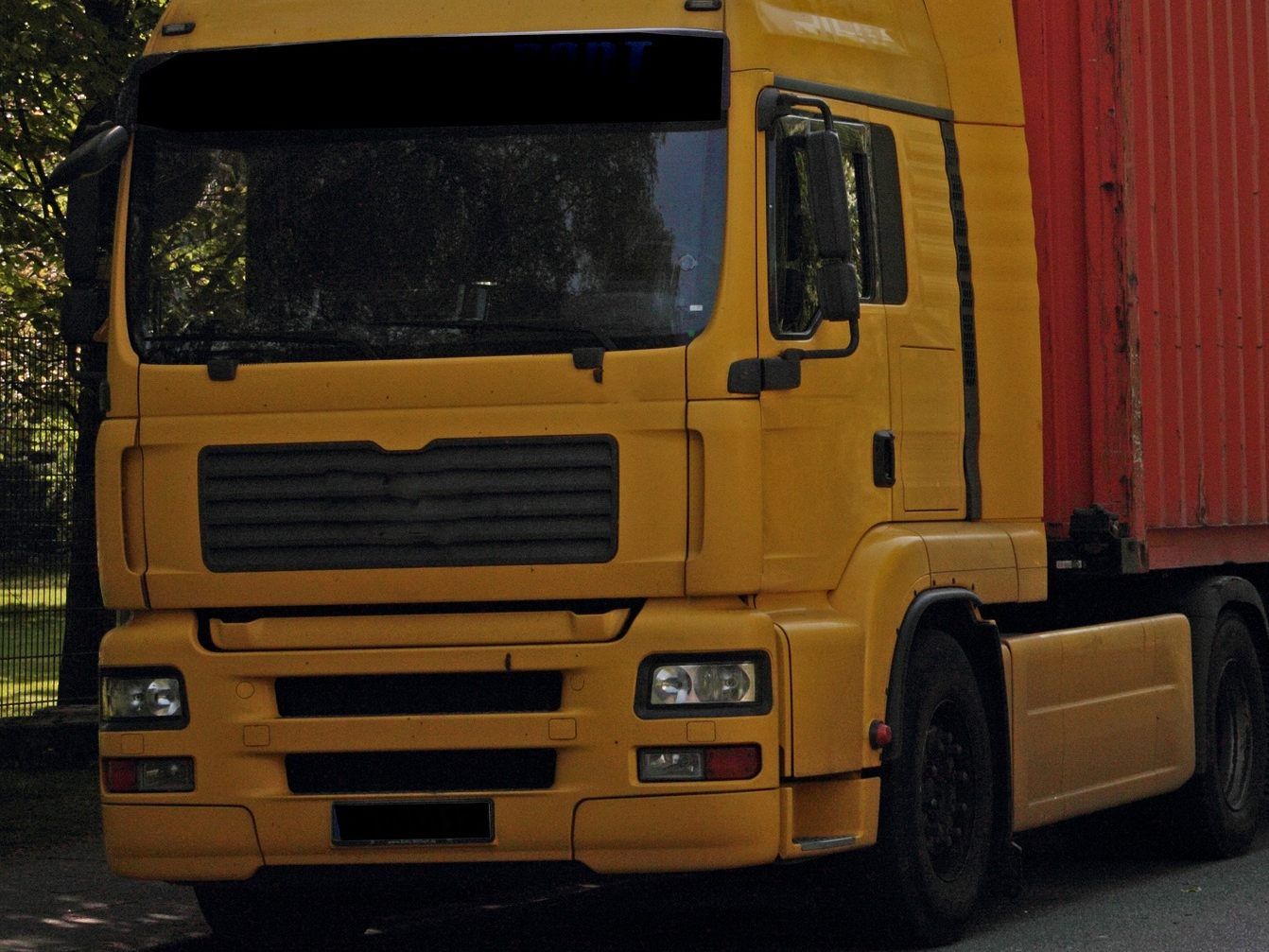 Der fahrerlose Lkw zog eine Spur der Verwüstung.