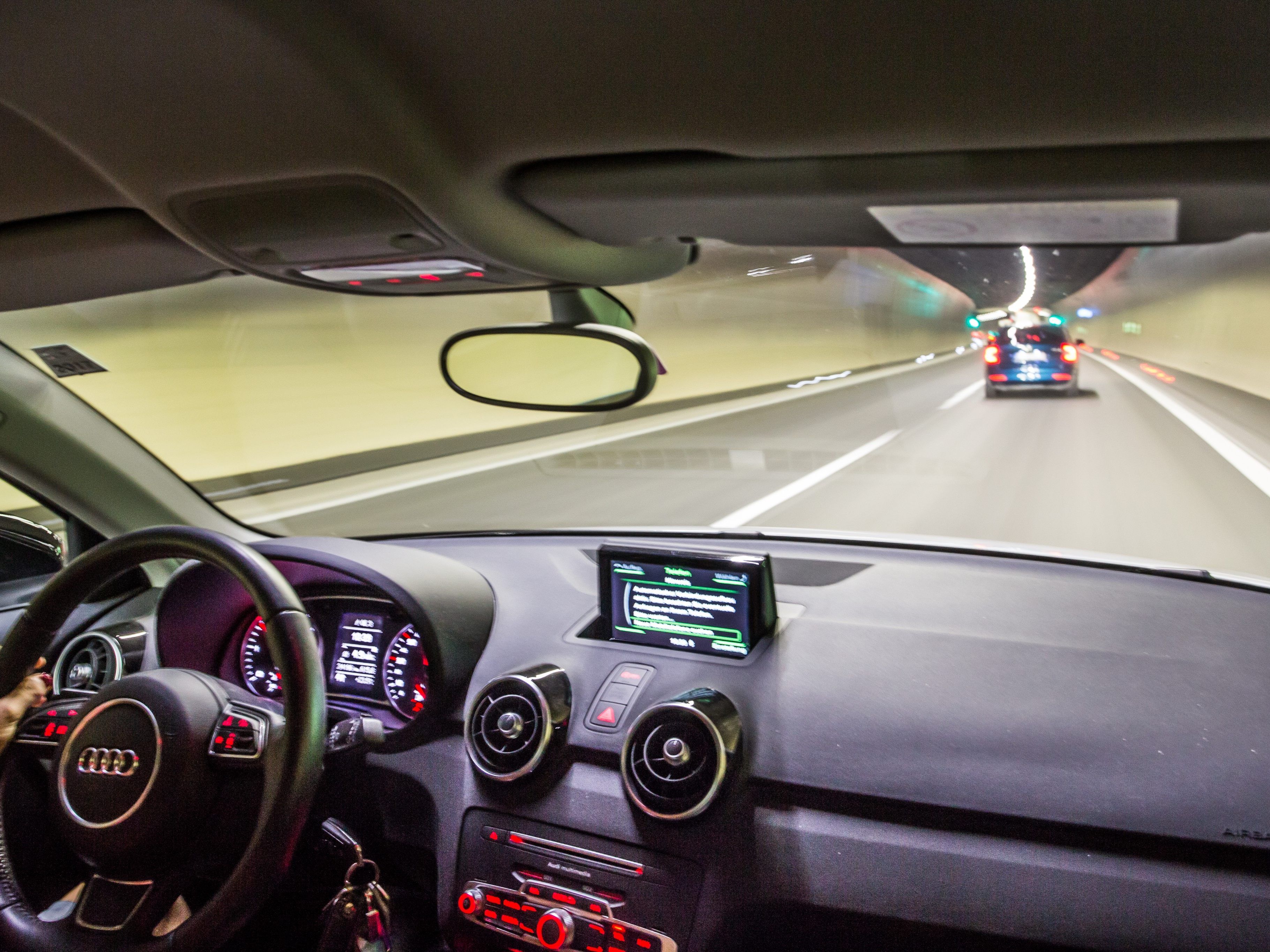 Eine Frau wurde bei einem Unfall im Pfändertunnel schwer verletzt.
