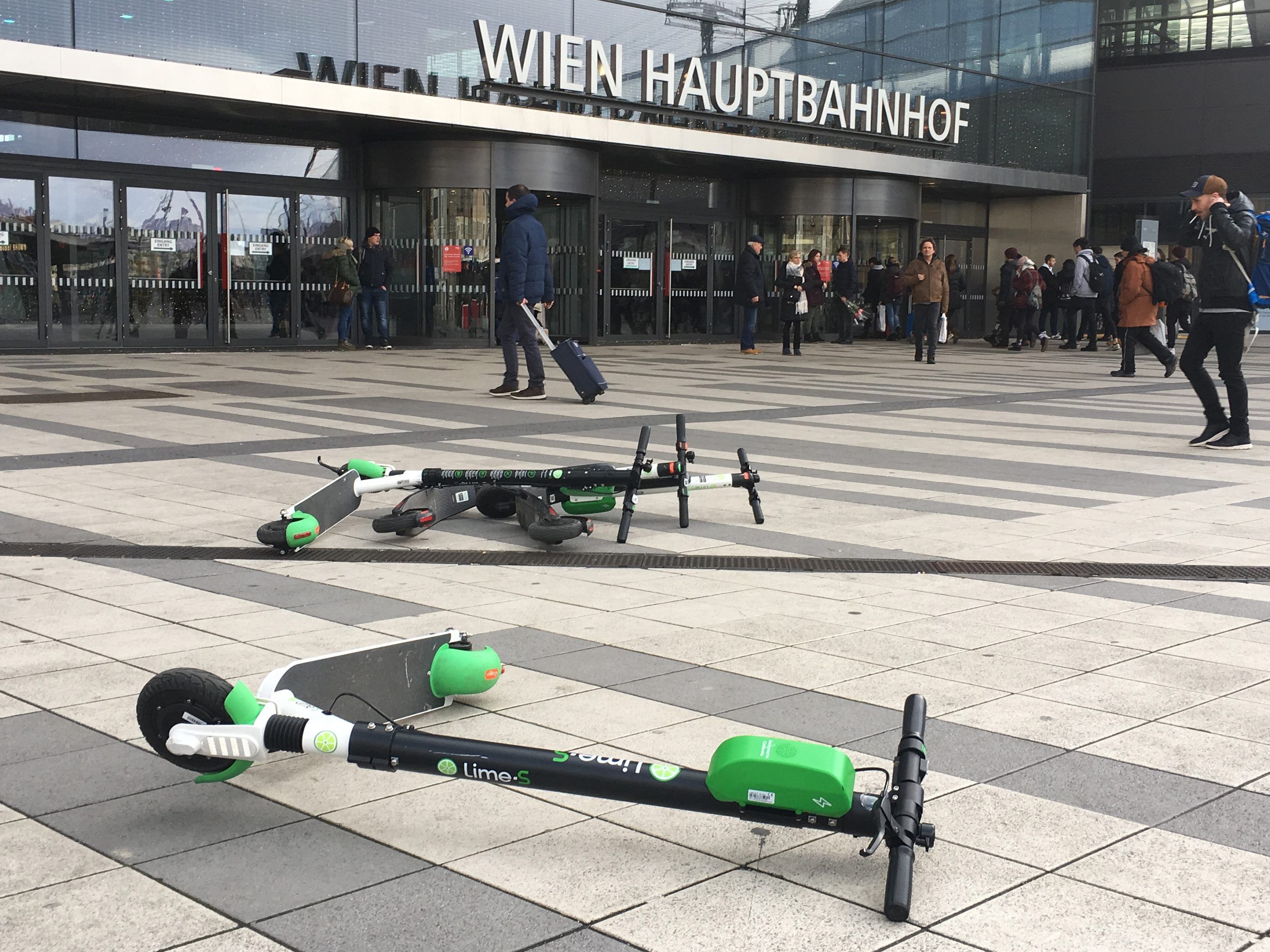 Ludwig hält das achtlose Abstellen der E-Scooter für unzumutbar.