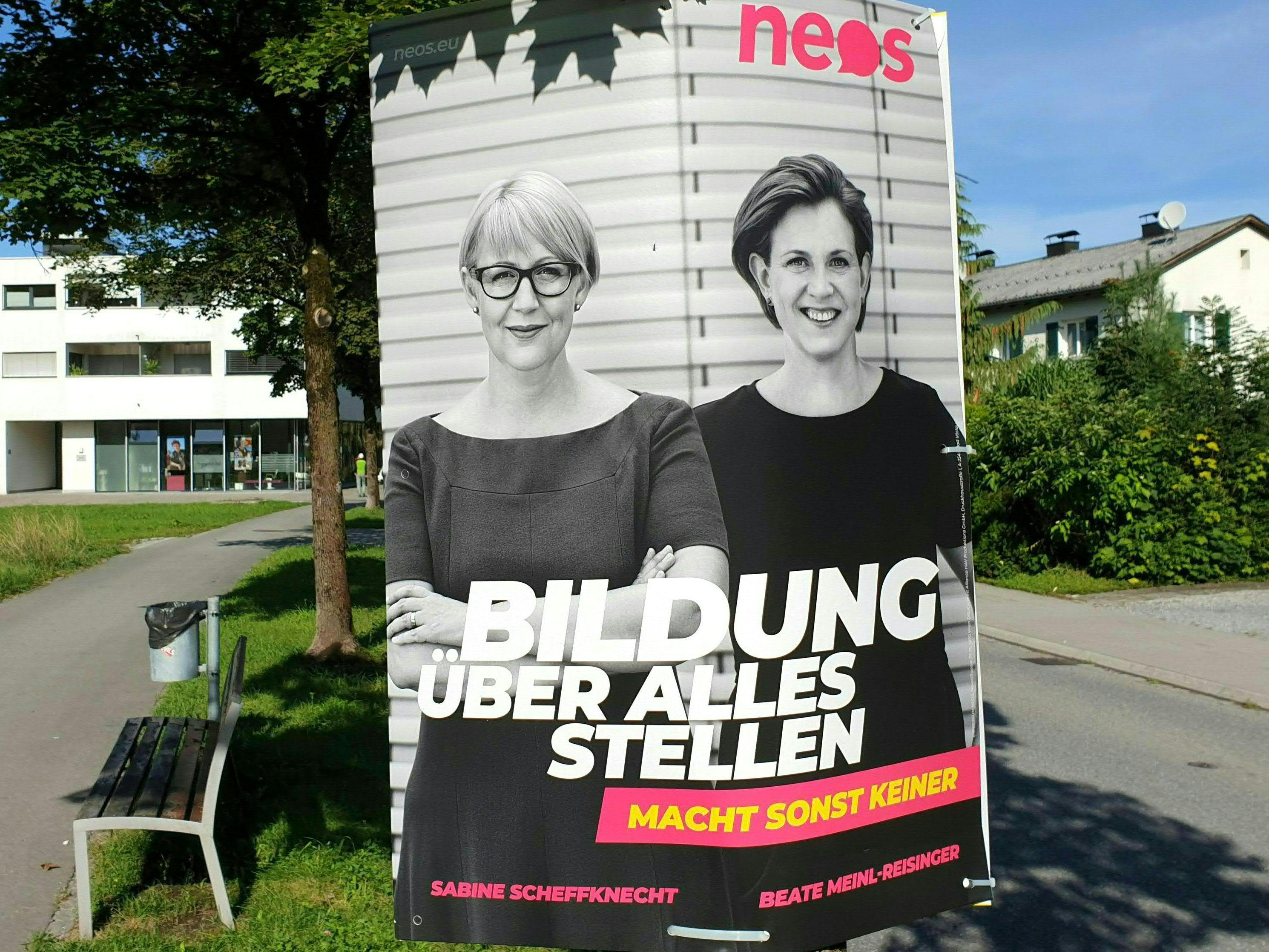 Sabine Scheffknecht und Beate Meinl-Reisinger machen Werbung mit dem Thema Bildung
