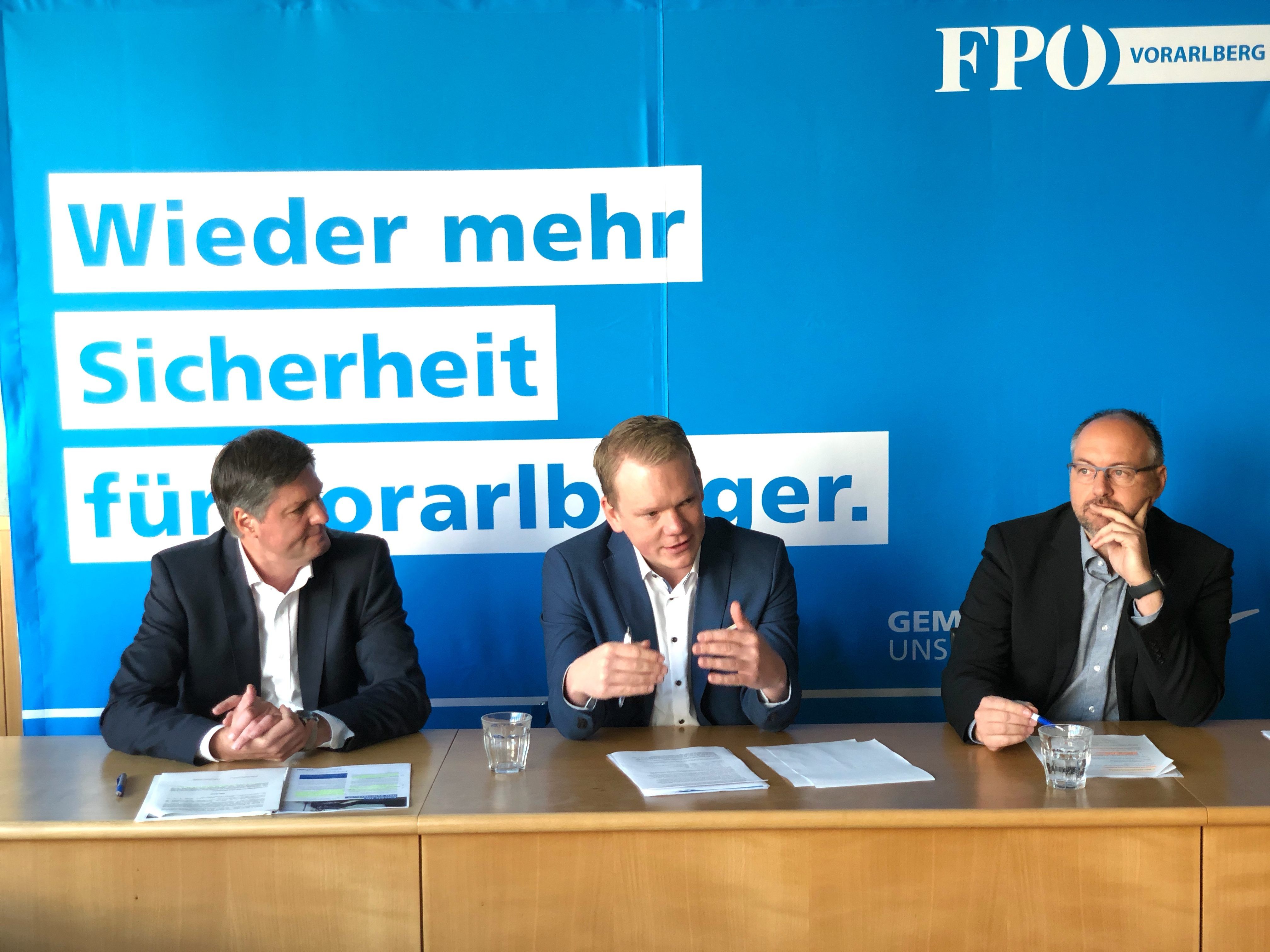 Allgäuer, Bitschi und Fritz bei der Pressekonferenz zum Thema Sicherheit.