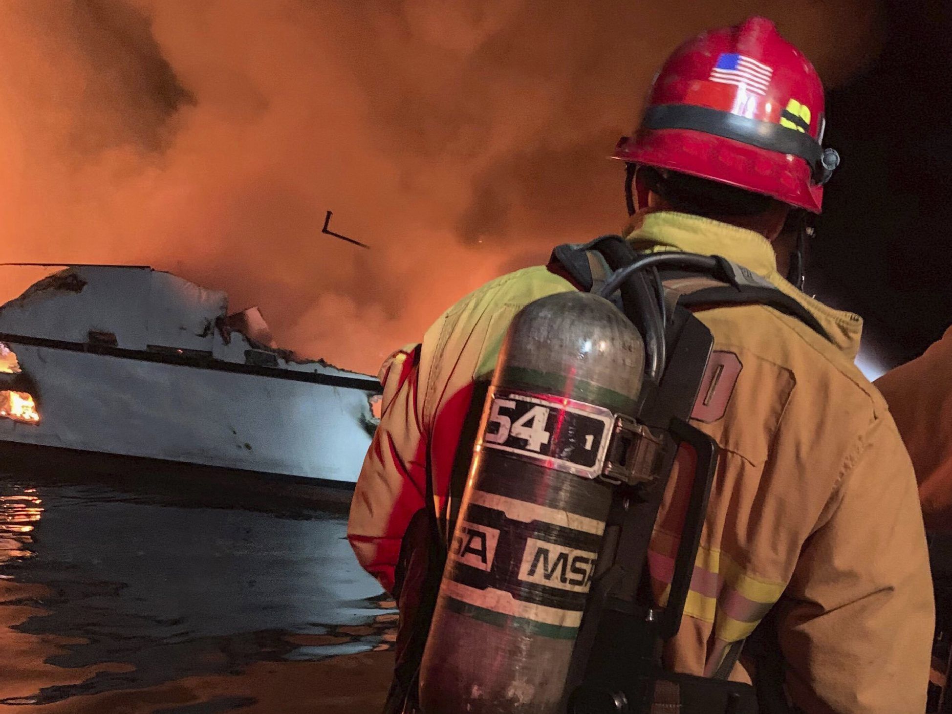Schiff in der Nähe der Insel Santa Cruz in Brand geraten