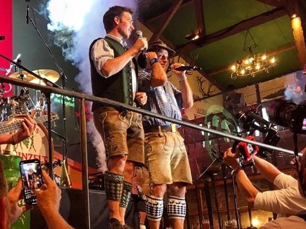Er macht einfach überall eine gute Figur - egal ob auf der Piste oder im Festzelt