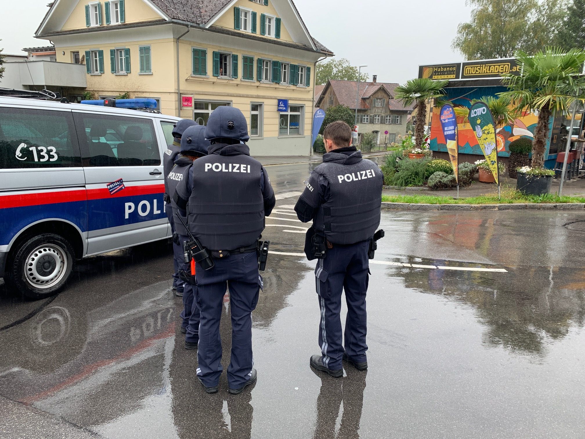 In Wolfurt läuft ein Polizeieinsatz nachdem Passanten einen Mann mit Schusswaffe meldeten.