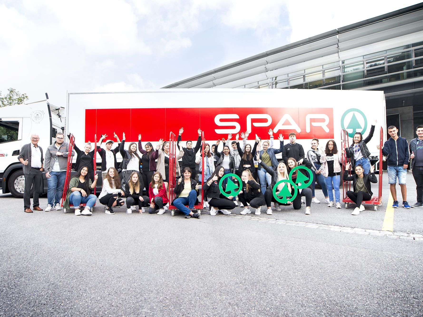 Rund 50 neue Lehrlinge besichtigten gleich am ersten Tag verschiedene SPAR-Märkte. © SPAR/MEDIArt