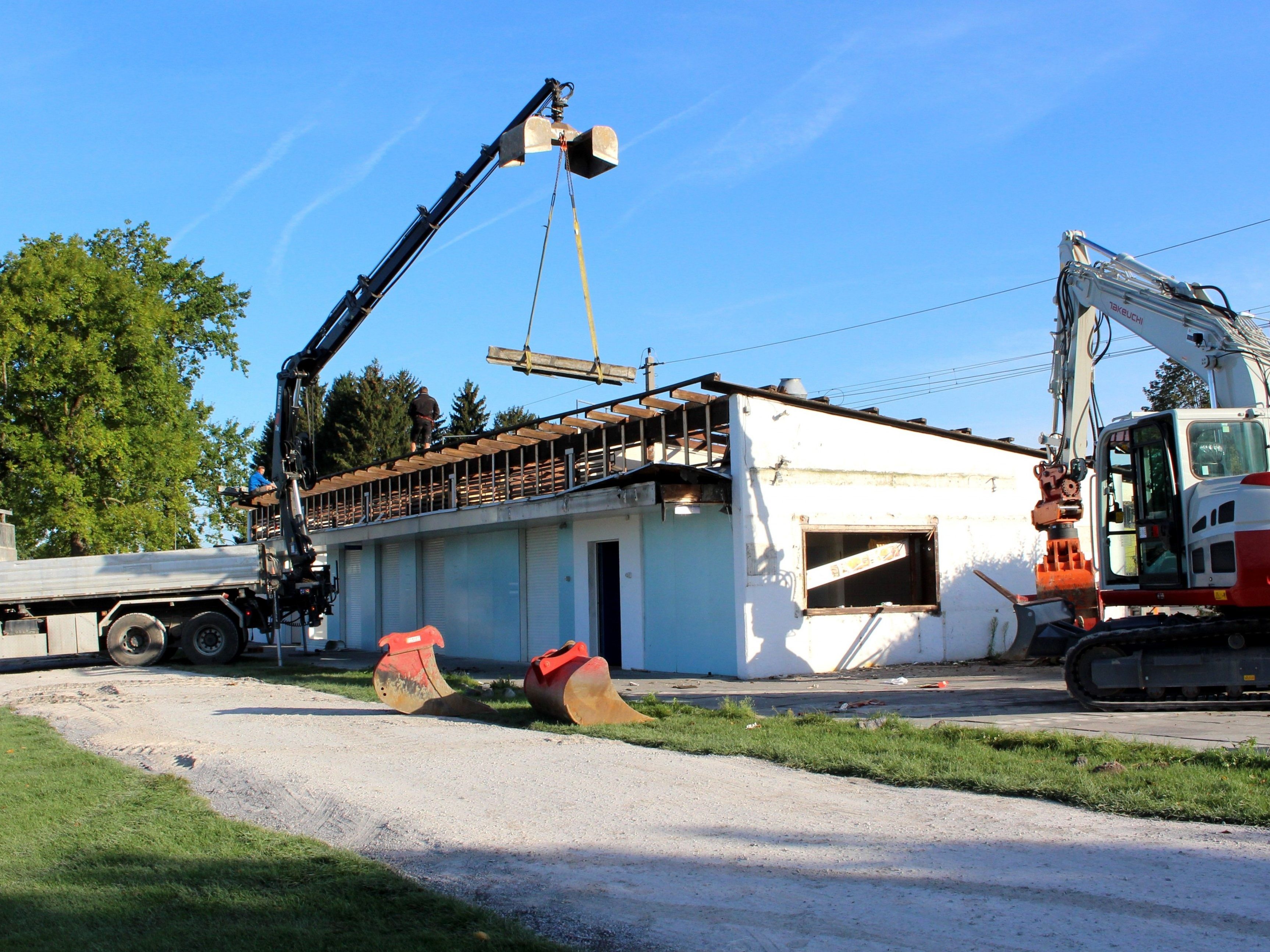 Mit dem Abbruch des Hauptgebäudes mit Eingangsbereich, Umkleidetrakt und dem „Treff am See“-Kiosk haben die Bauarbeiten im Rahmen des Projektes „Strandbad Lochau NEU“ begonnen.