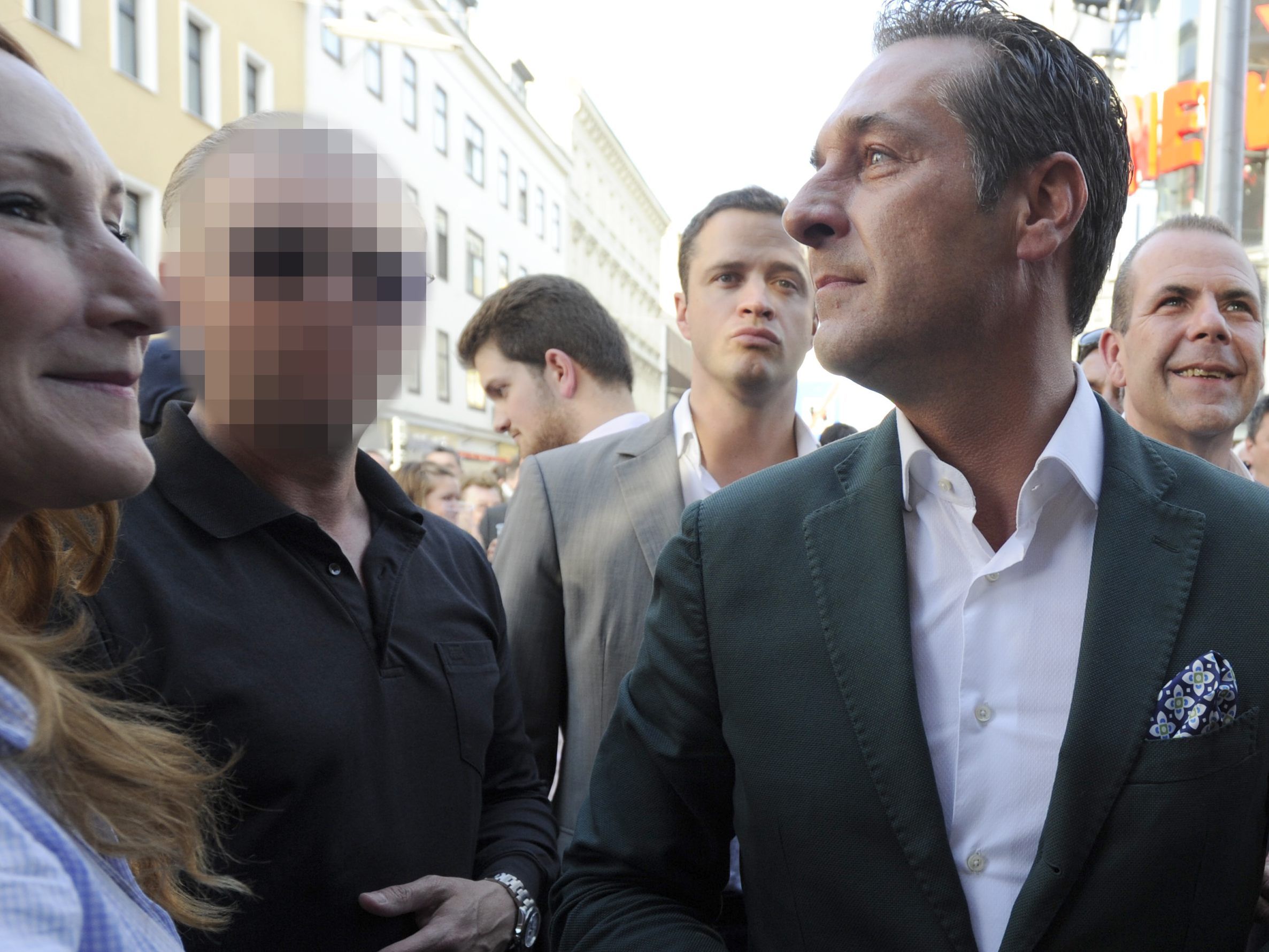 Der damalige FPÖ-Chef Heinz Christian Strache und sein Sicherheitsmann (l.) im Rahmen einer Wahlkampfveranstaltung in Wien am 22. Mai 2014.