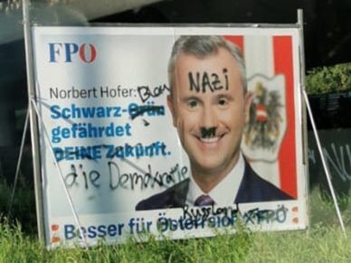 Das beschmierte Plakat in Götzis.