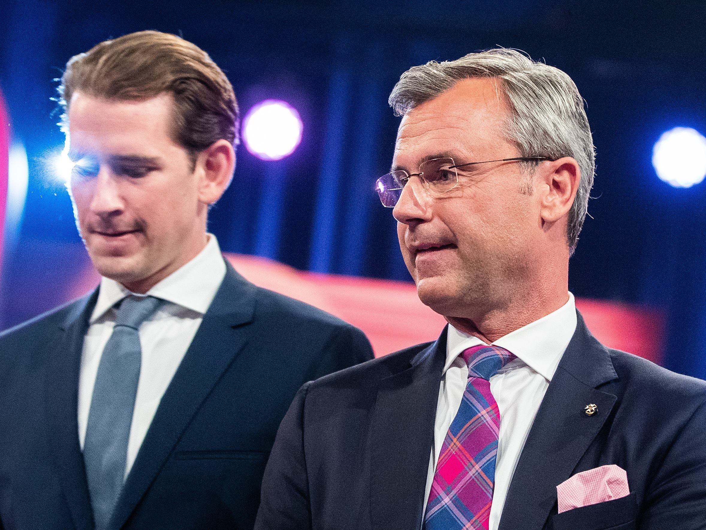 Es gibt Aufregung um einen fibrigen Hofer und einen telefonierenden Kurz.