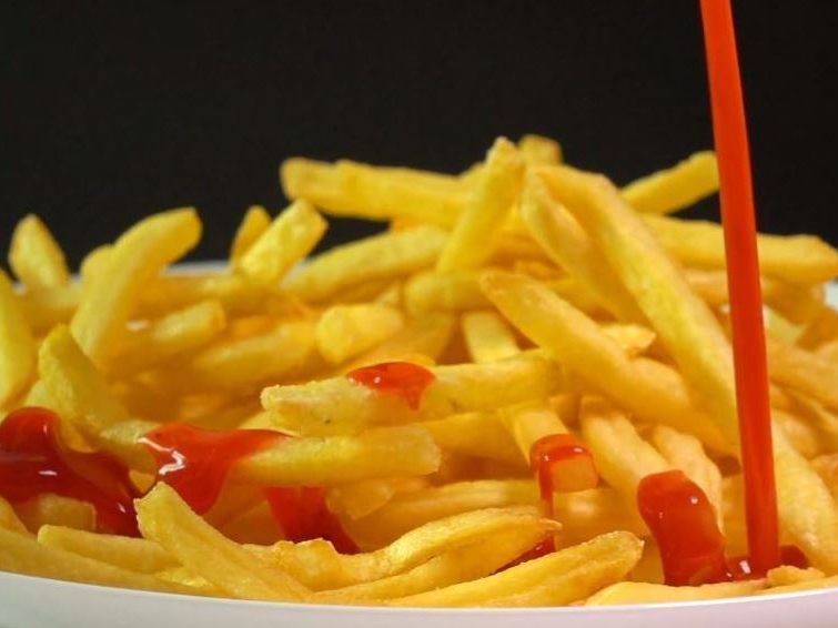 Ein junger Brite isst jahrelang Pommes und verliert sein Augenlicht.