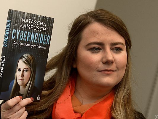Kampusch ist online immer wieder starken Anfeindungen ausgesetzt