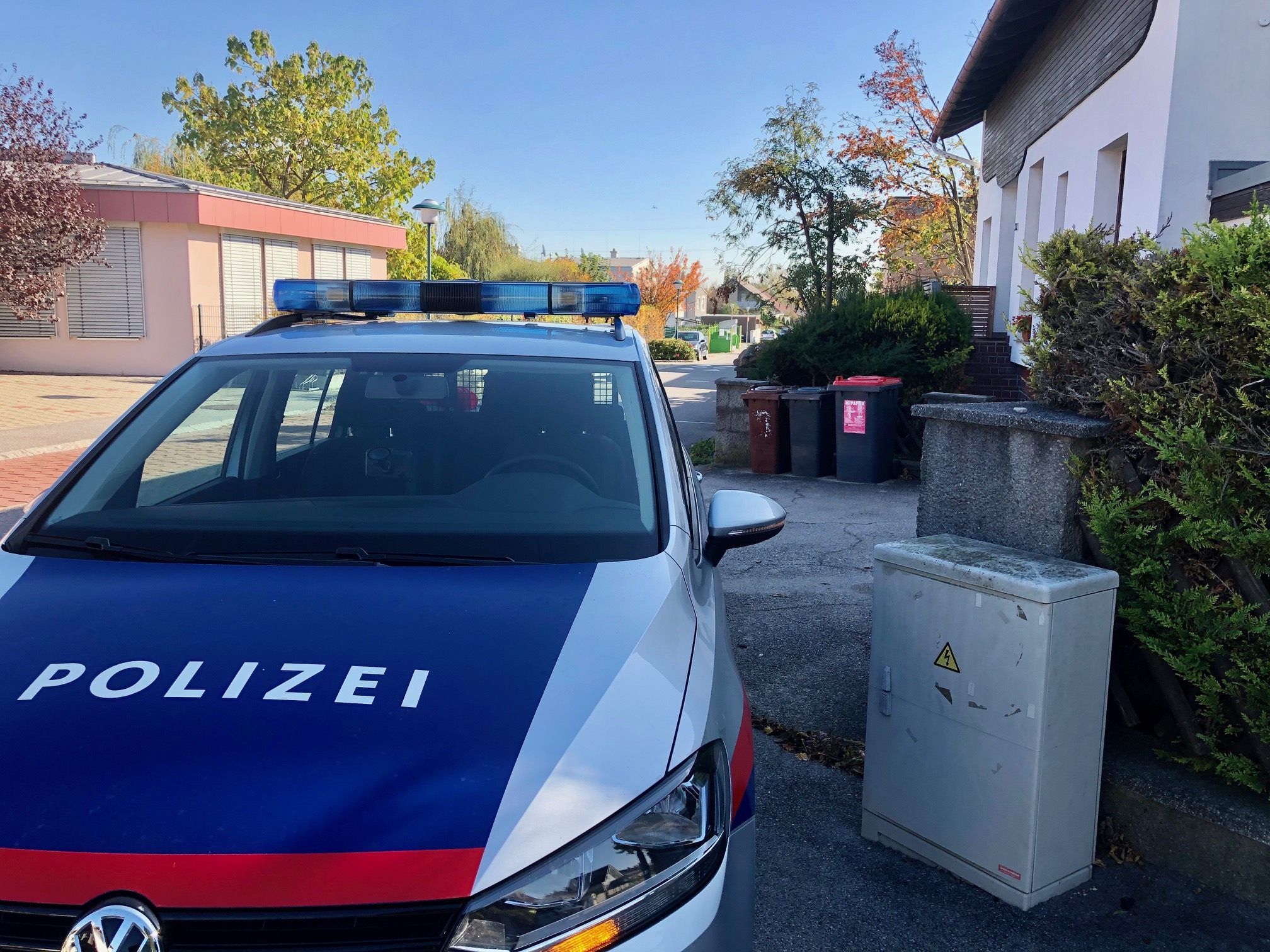 Ein Mann stach auf seine Familie ein - Frau und Mädchen tot.