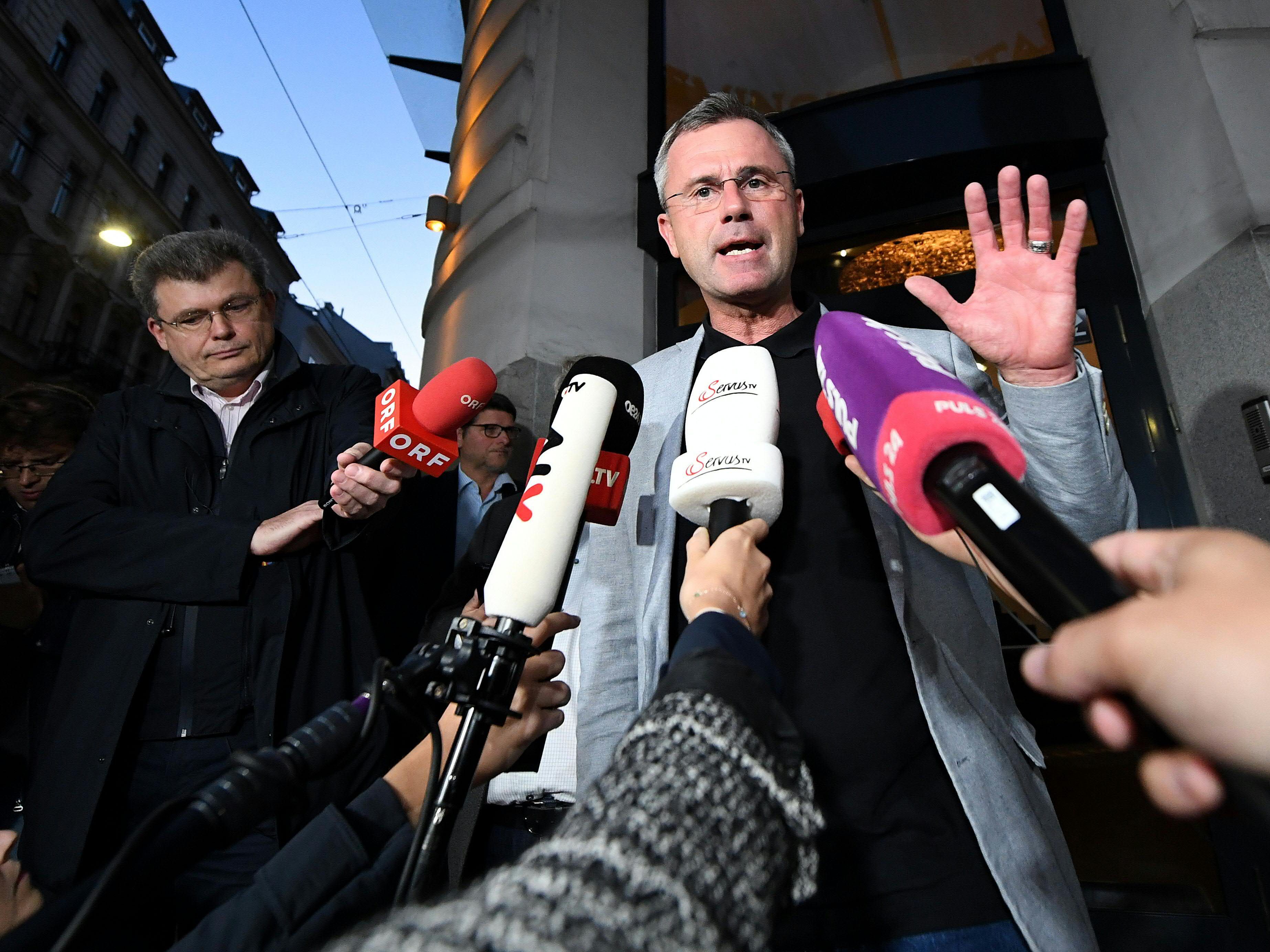Nach einer rund siebenstündigen Sitzung gab Hofer die Suspendierung Straches bekannt.