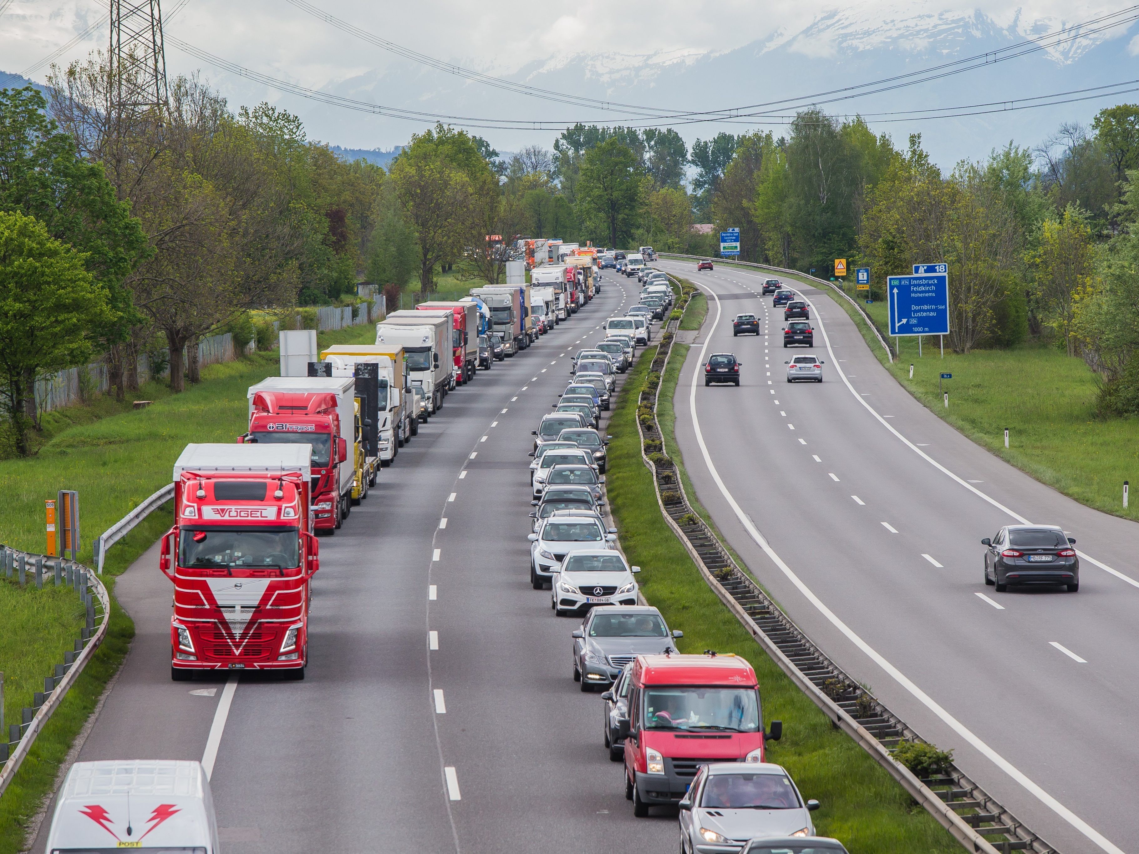 Zwei Lkw sollen in den Unfall verwickelt gewesen sein.