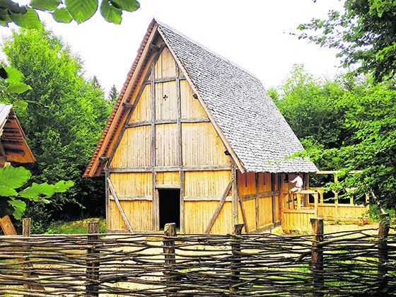 Handwerker schaffen mit den Mitteln des 9. Jahrhunderts eine Klosterstadt.