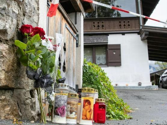 Kerzen vor dem Tatorthaus