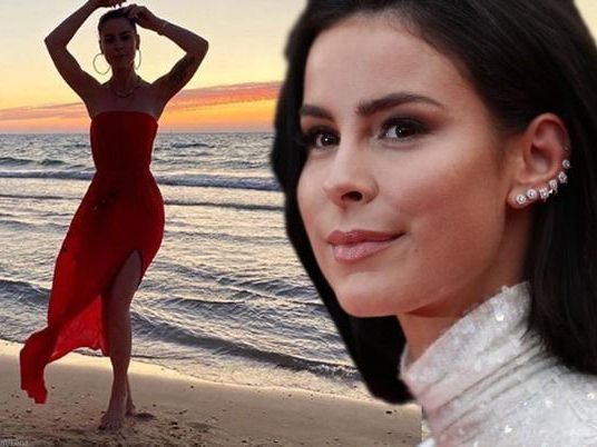 Lena zeigt sich heiß am Strand.