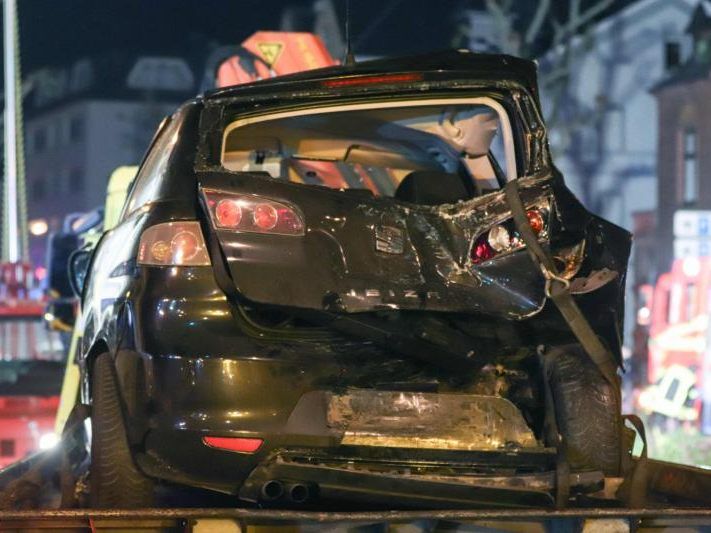 Ein durch den Laster völlig zerstörtes Auto