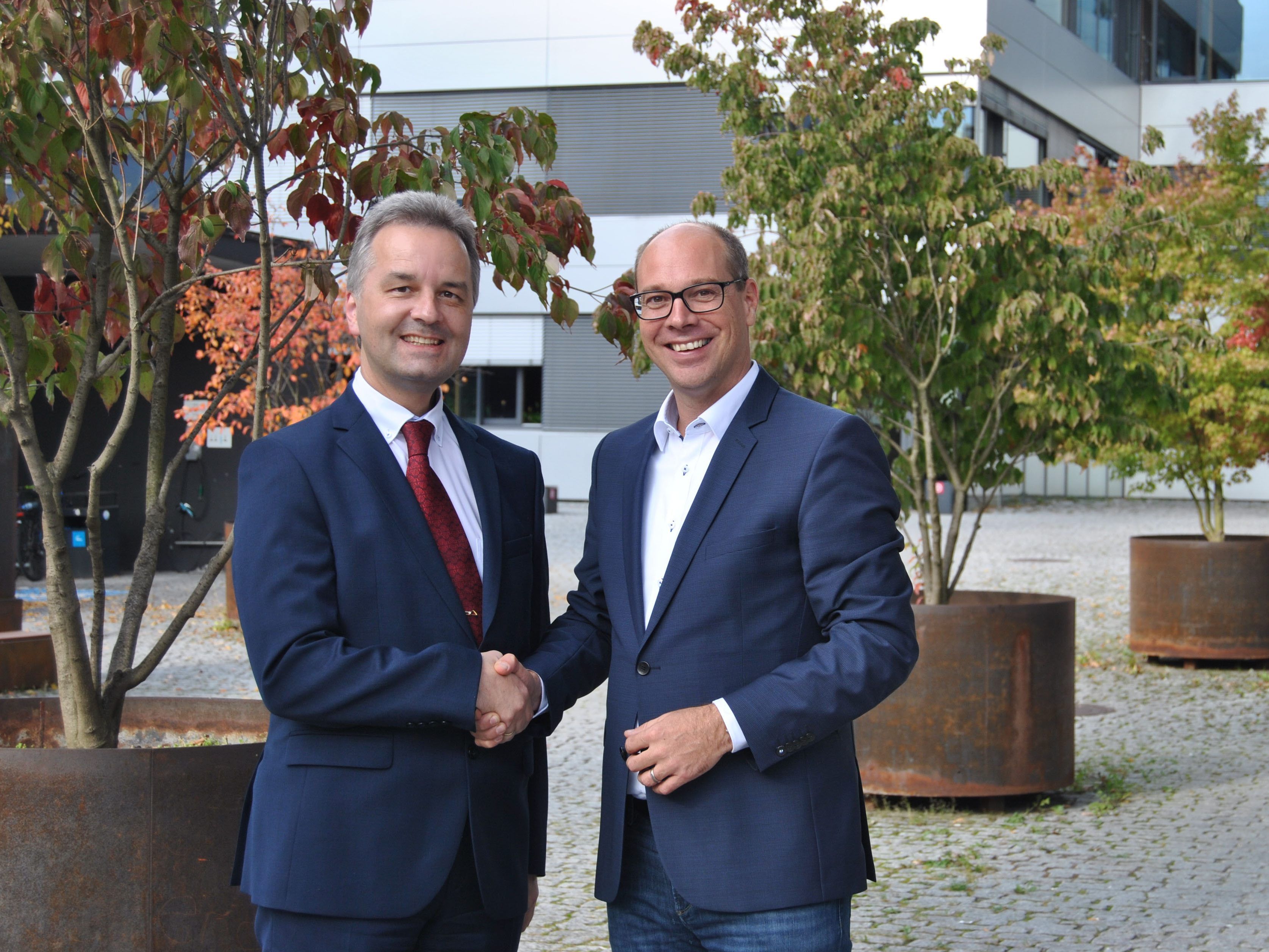 Dr. Heinz Seyringer (links), Geschäftsführer der V-Research mit Mag. Stefan Fitz-Rankl, Geschäftsführer der FH Vorarlberg