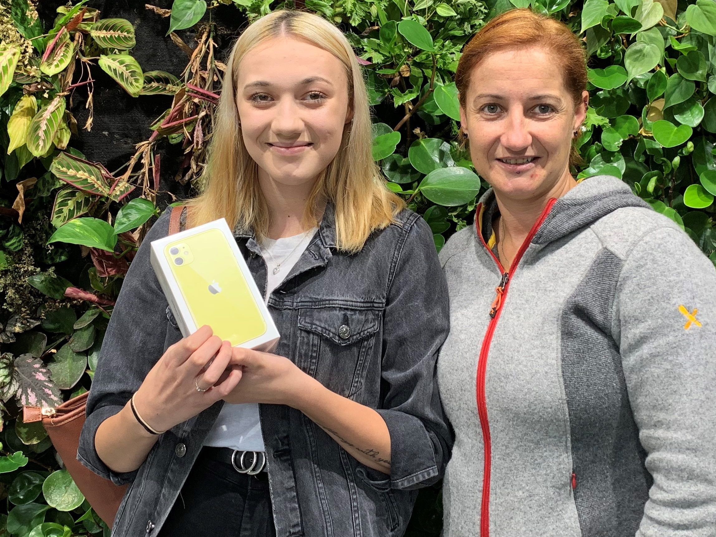 Gewinnerin Karin S. freut sich über ihr gelbes iPhone 11.