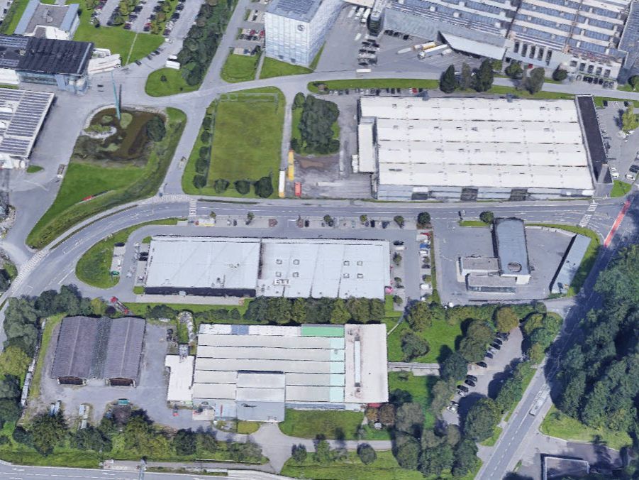Gegen Firmengebäude gekracht