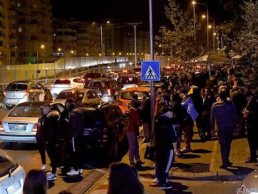 Viele Menschen eilten nach Erdstößen auf die Straßen