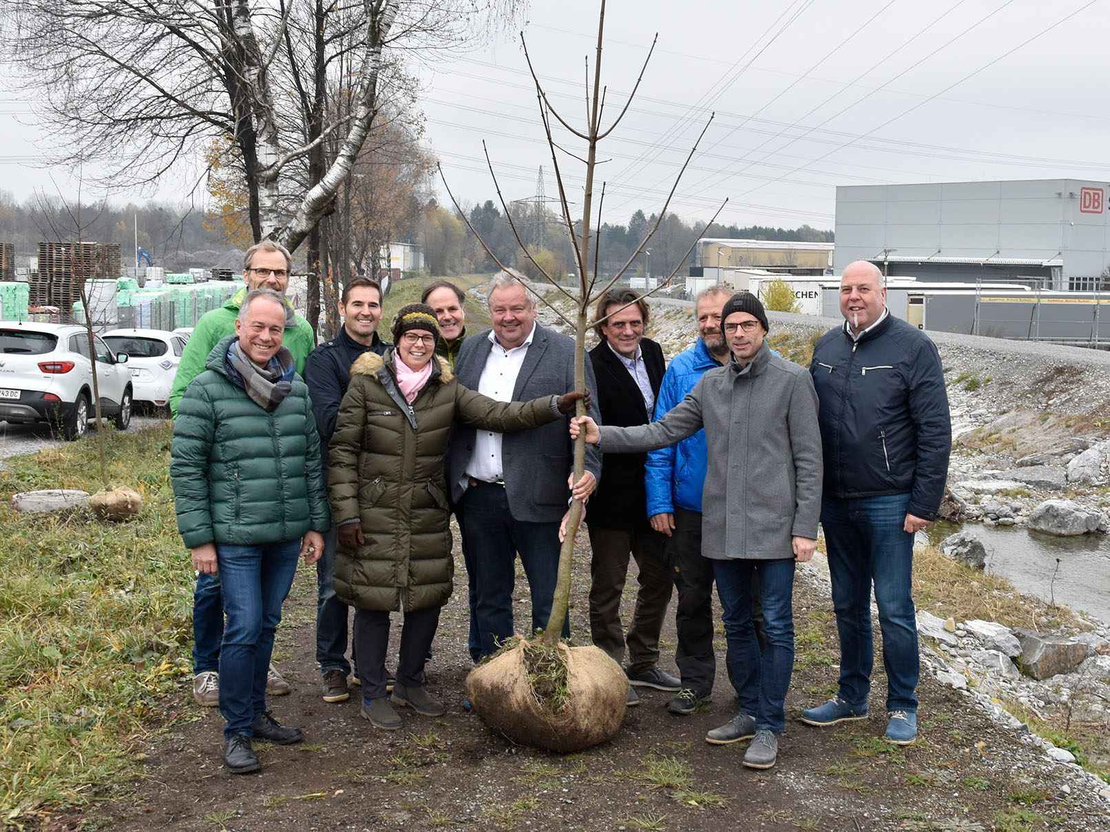 BU: Bürgermeisterin und Bürgermeister des Wasserverbands Frutzkonkurrenz sowie Projektleiter pflanzten zum Abschluss der Arbeiten am Ratzbach heimische Bäume