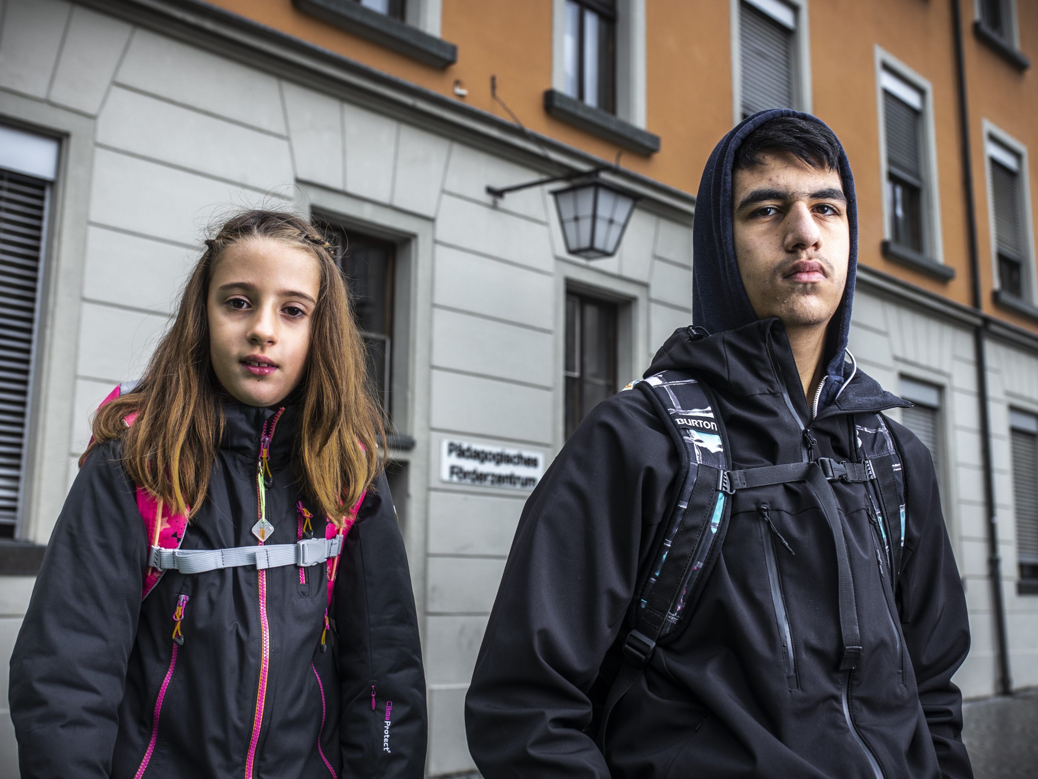 Sara und Kaan können nicht fassen, das ihre Schule vor dem Aus steht.