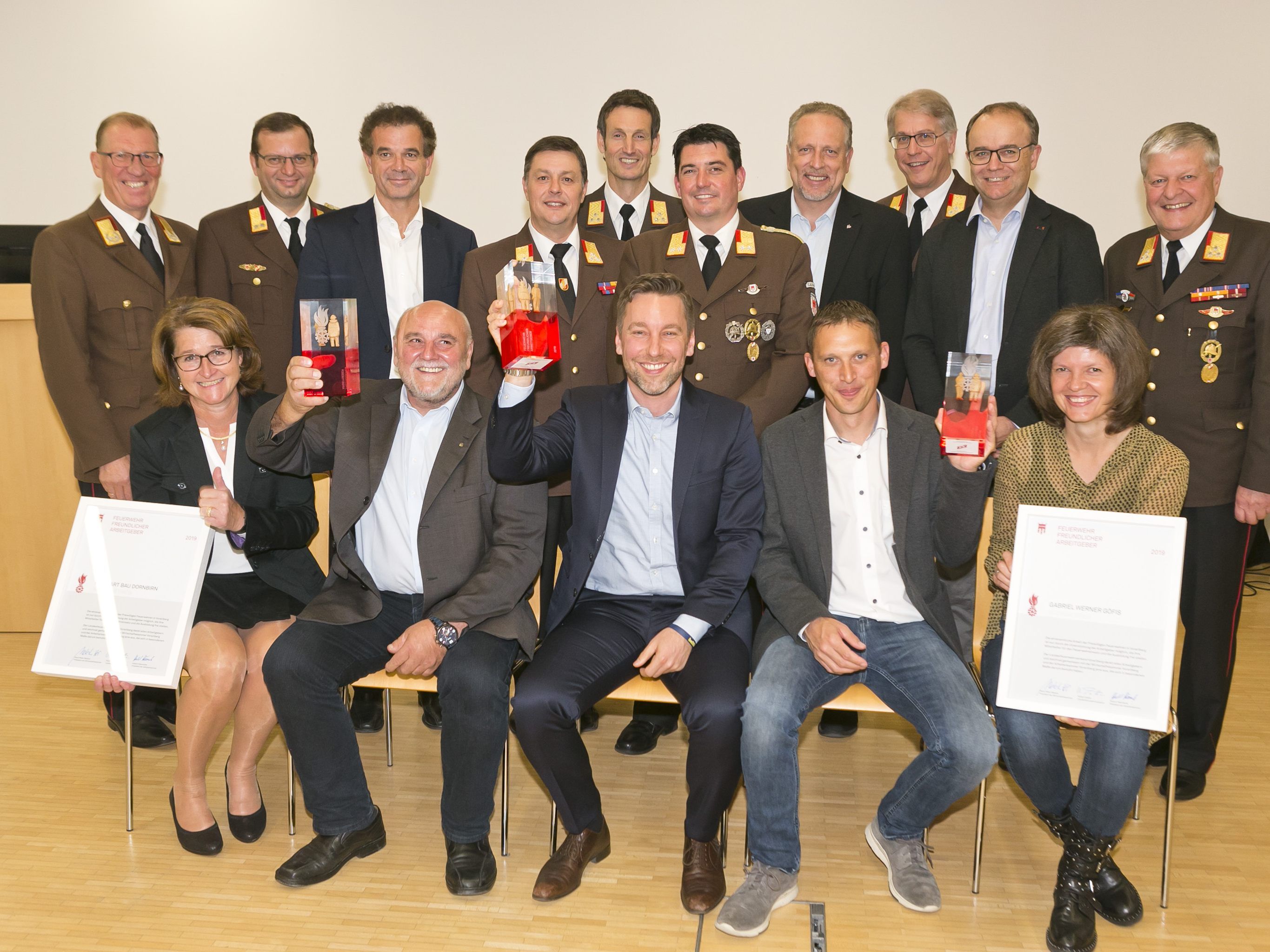 die Preisträger mit den Funktionären des Landesfeuerwehrverbandes 1. Reihe vlnr Frau Reichart, Michael Reichart, Dr. Falko Burghardt, Werner und Sabine Gabriel