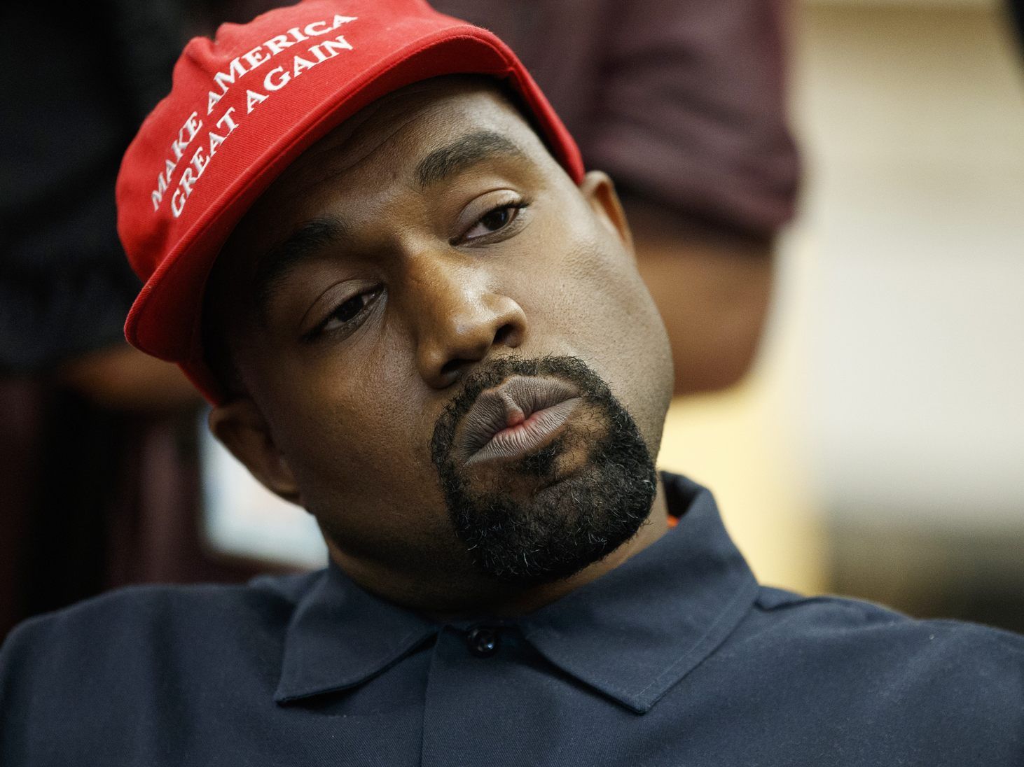 Kanye West übt schon mit den Trump-Mützen für seinen Karrierewechsel.
