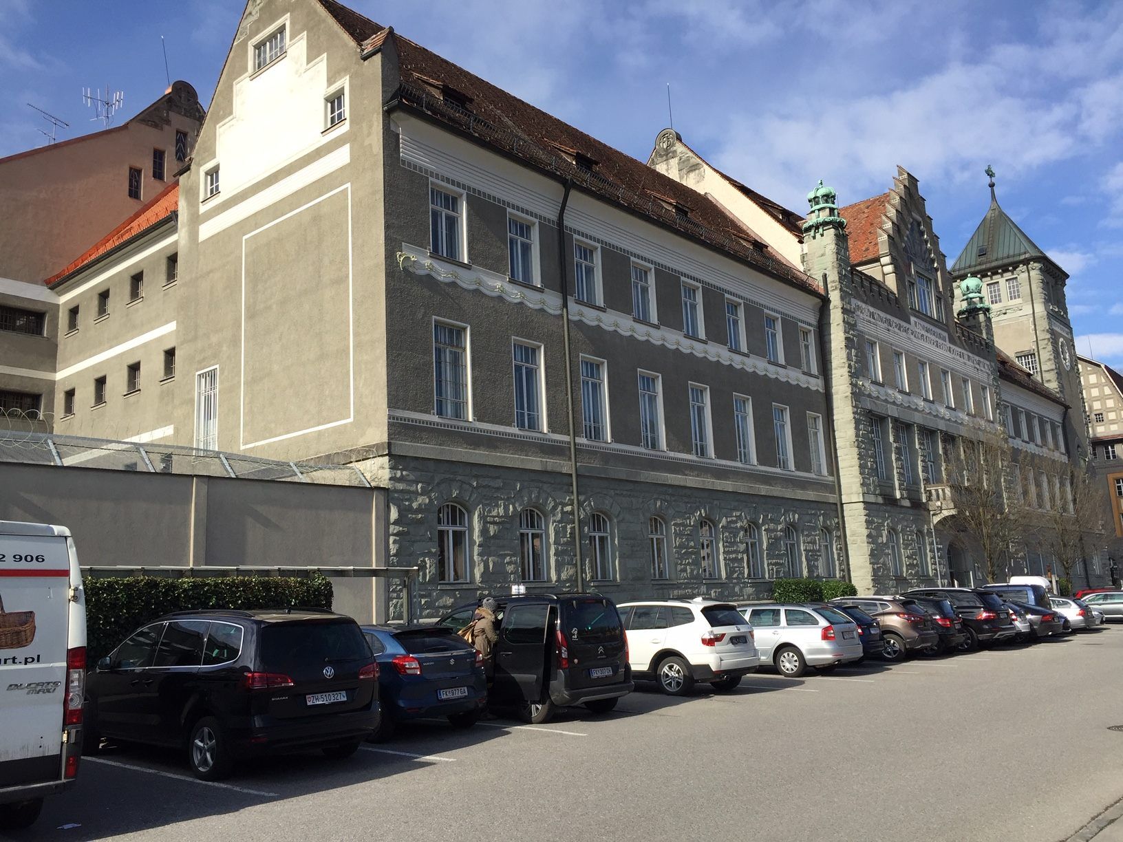 Rechtsanwalt verklagt früheren Arbeitgeber
