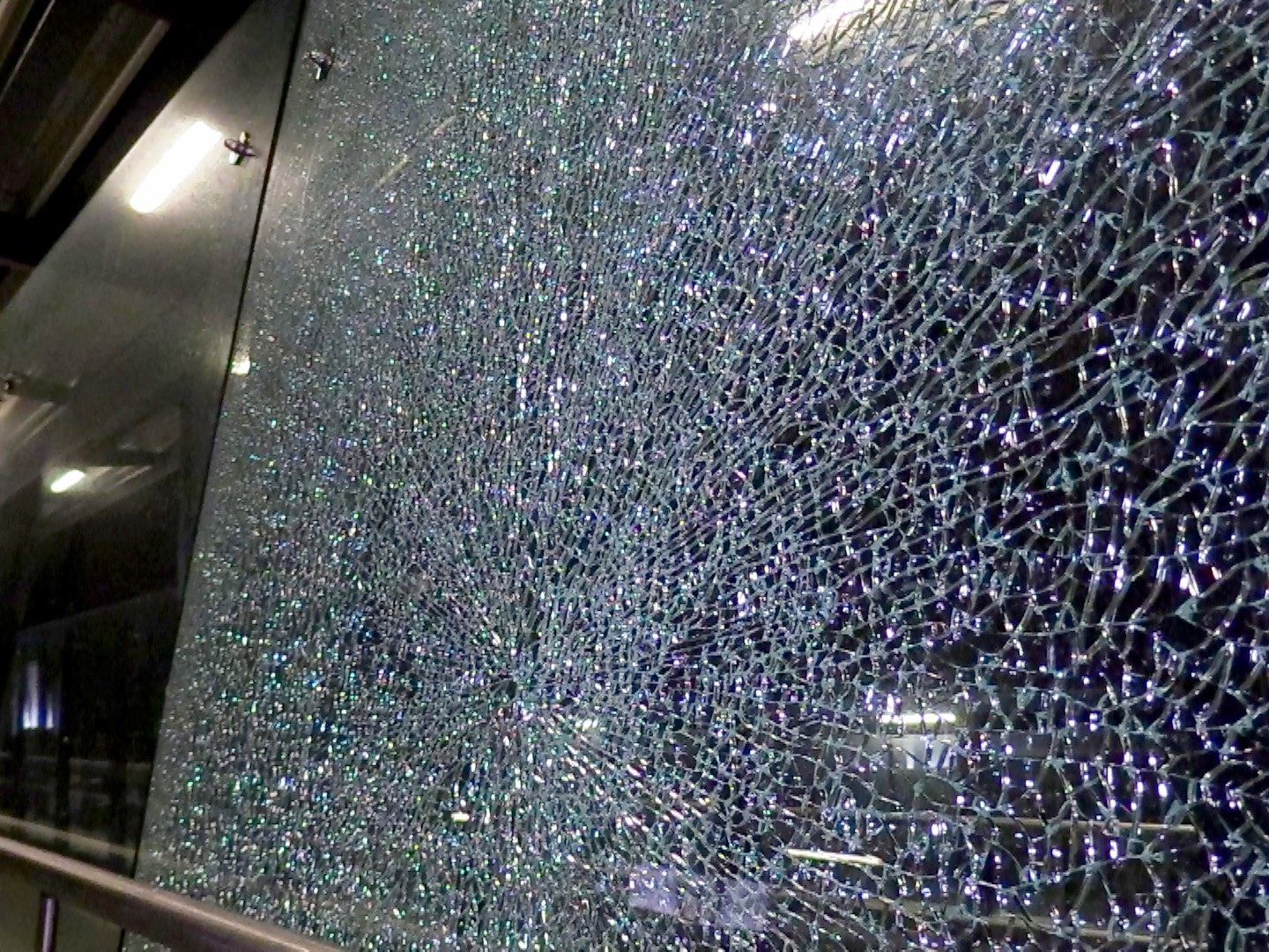 1 von 12 zerstörten Glasscheiben