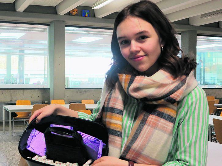 Mit den Perioden-Notfallboxen, die in den Damen-WCs der Schule positioniert sind, ermöglicht Lina Goldner den Schülerinnen am BG Feldkirch kostenlosen Zugang zu Binden und Tampons.