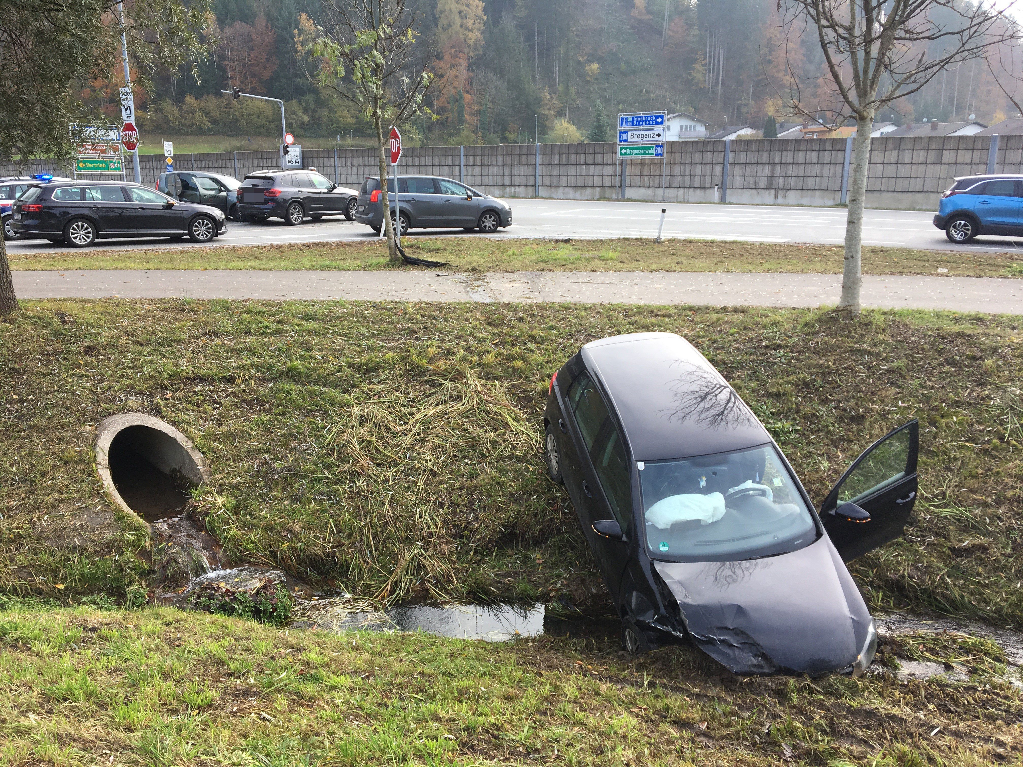 Der Unfallort - vorne das Auto im Graben