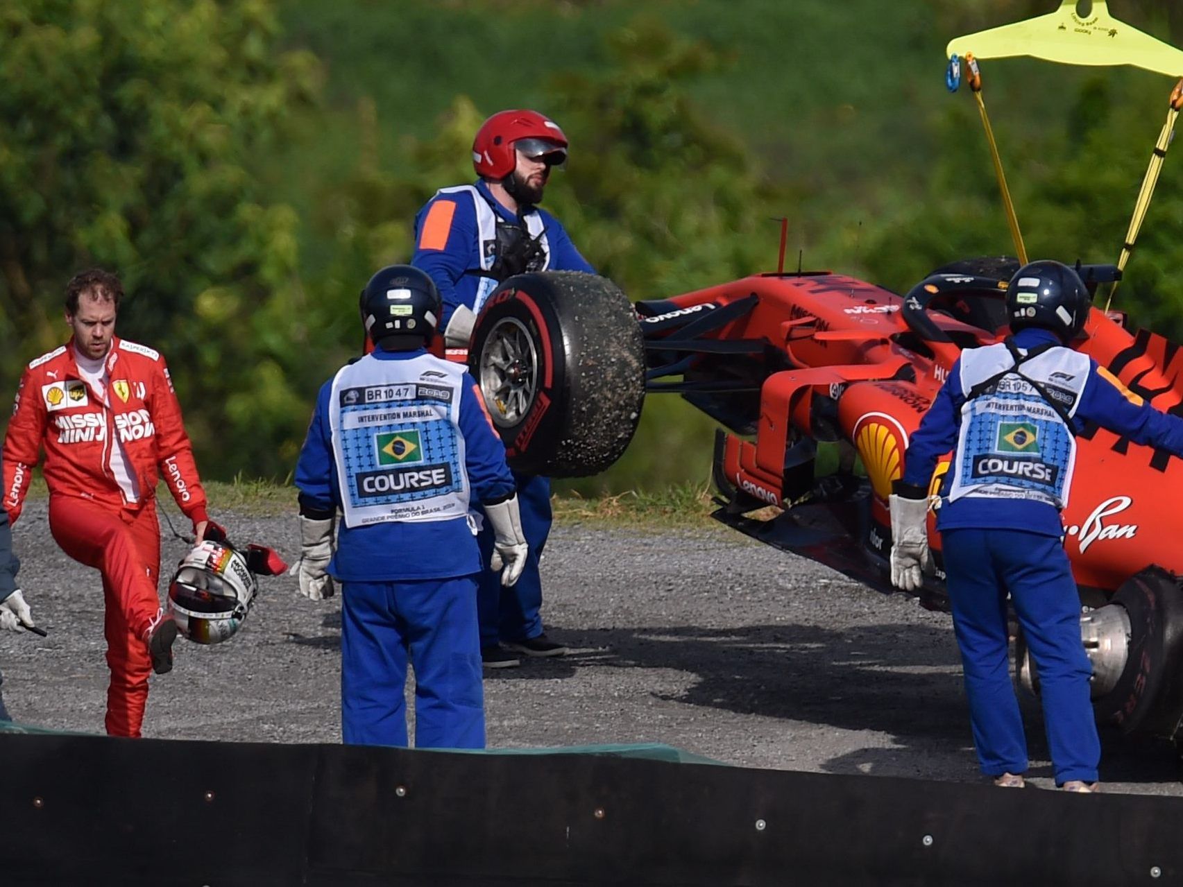 Ein frustrierter Sebastian Vettel nach dem Crash mit Teamkollegen Charles Leclerc in Brasilien.