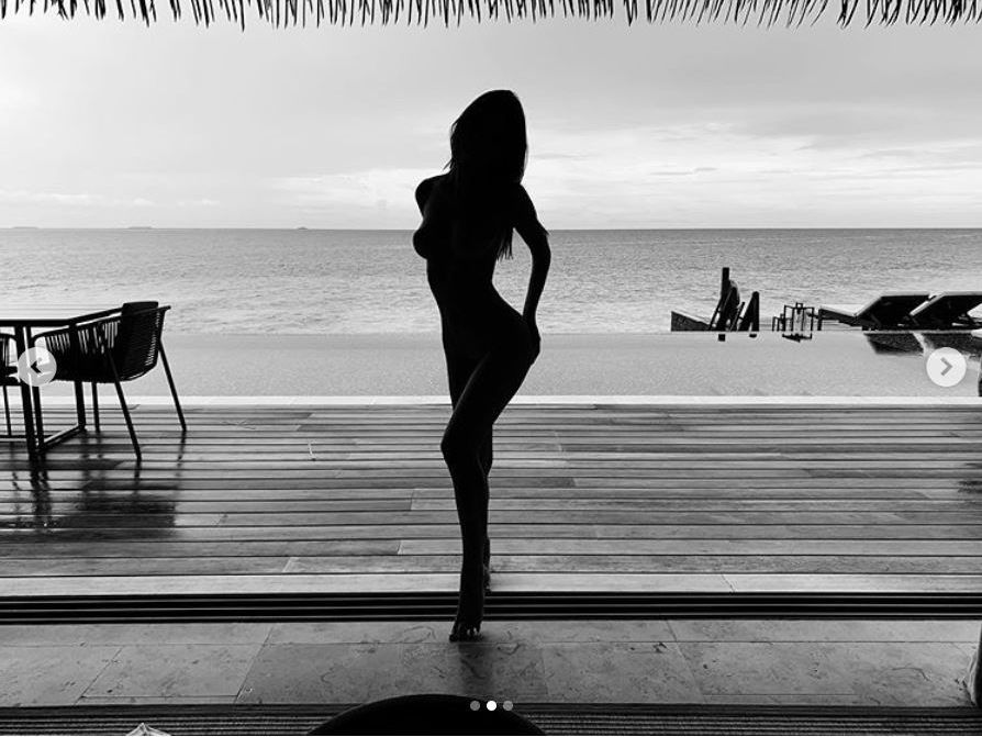 Sexy Nackt-Silhouette von Emily Ratajkowski.