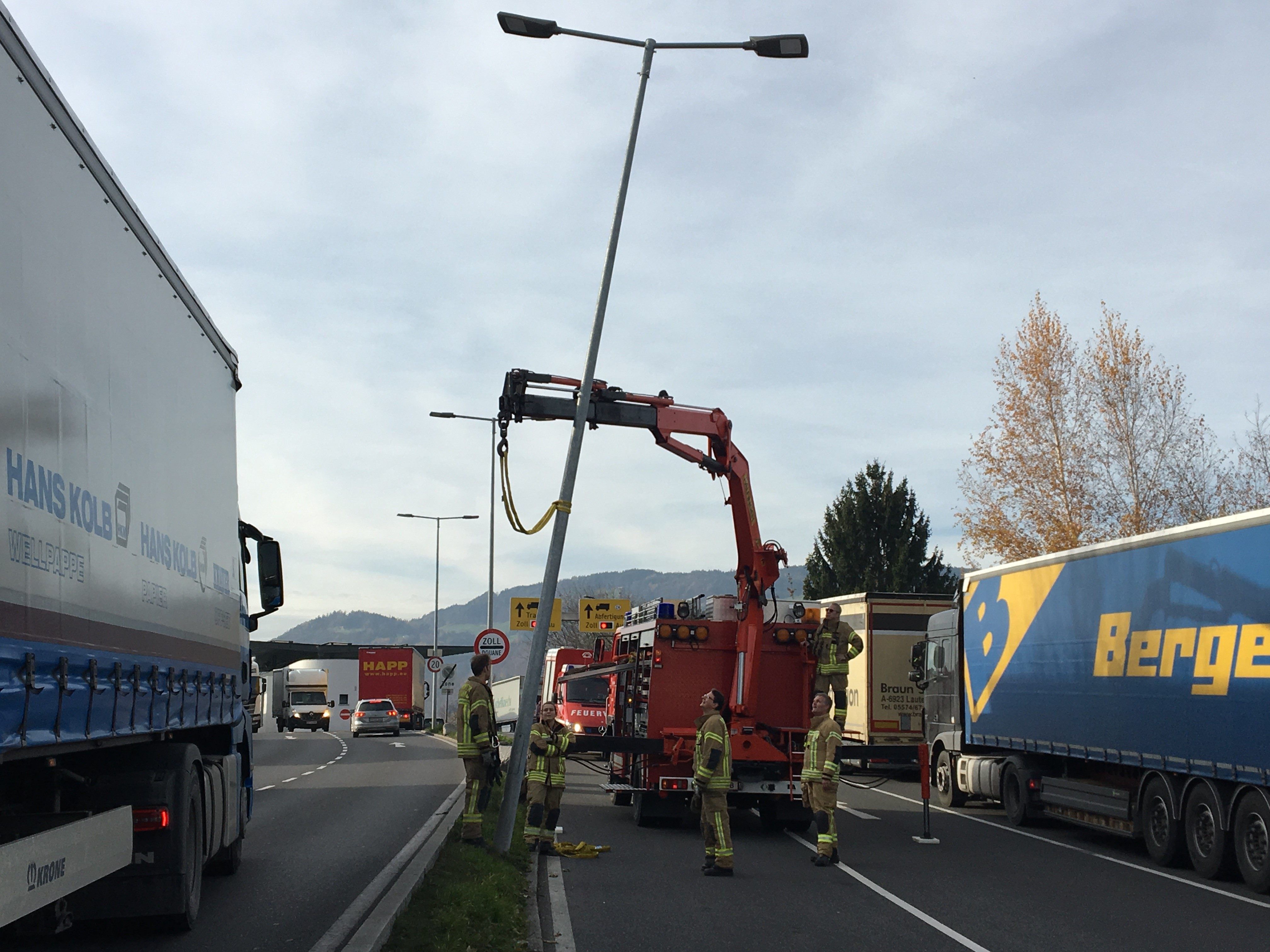 Straßenlaterne musste gesichert werden