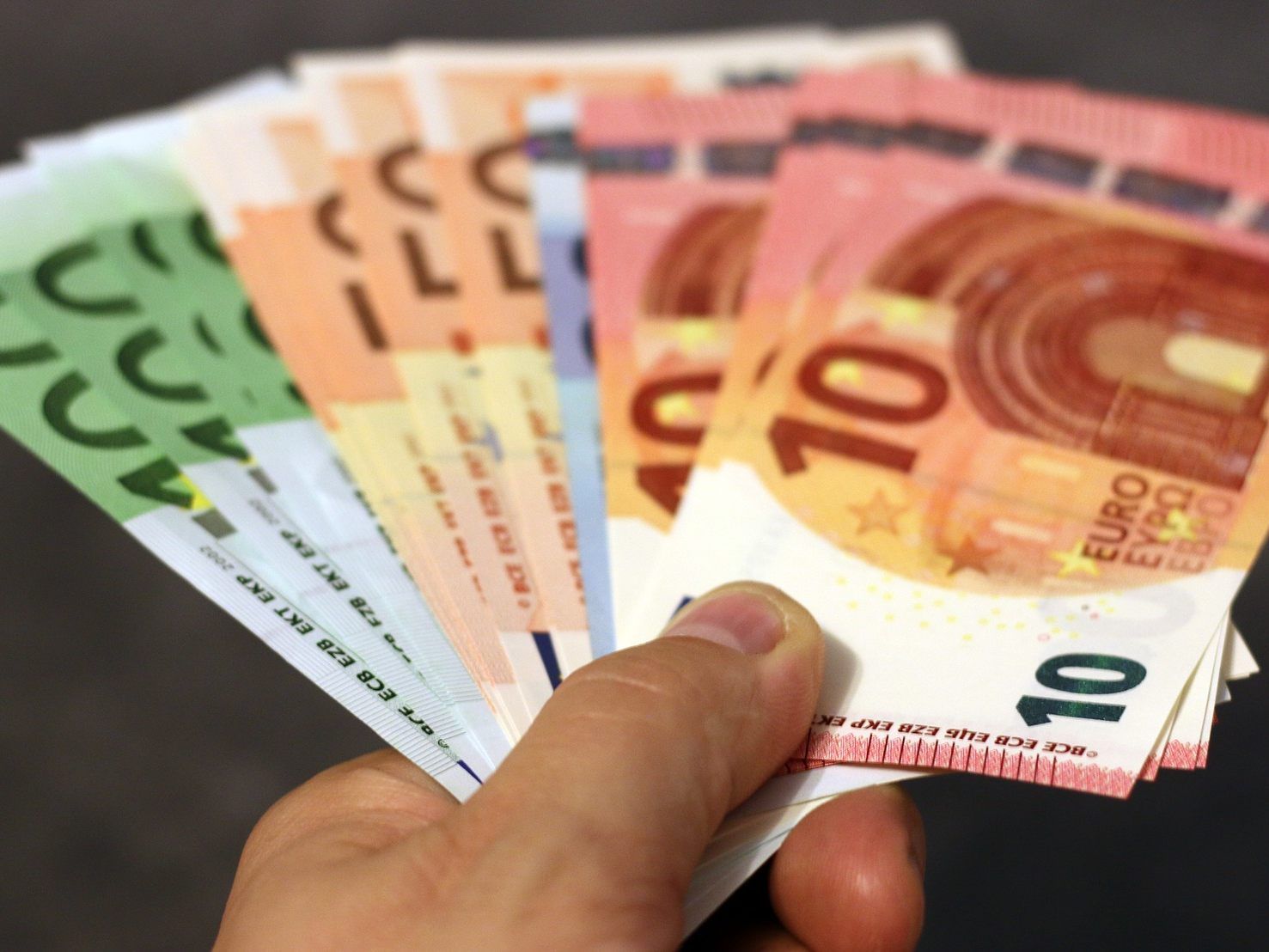 Die Arbeiter in der Handelsbranche erhalten ab 2020 mehr Lohn.