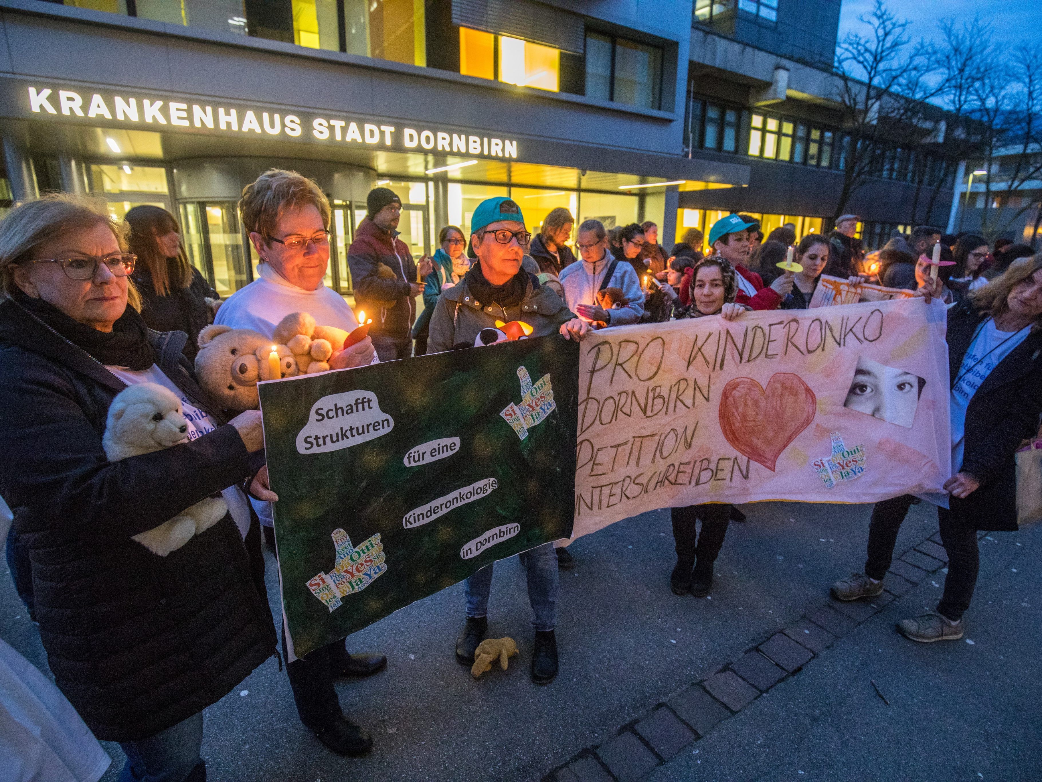 Im Frühjahr 2018 protestierten Eltern und Betroffene vor dem Krankenhaus in Dornbirn.