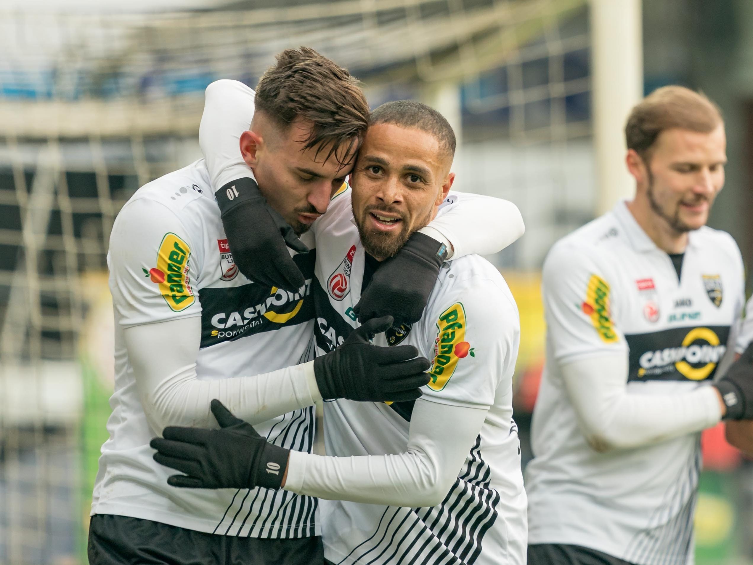 Doppeltorschütze Berisha und Sam jubelten heute über einen wichtigen Heimsieg.