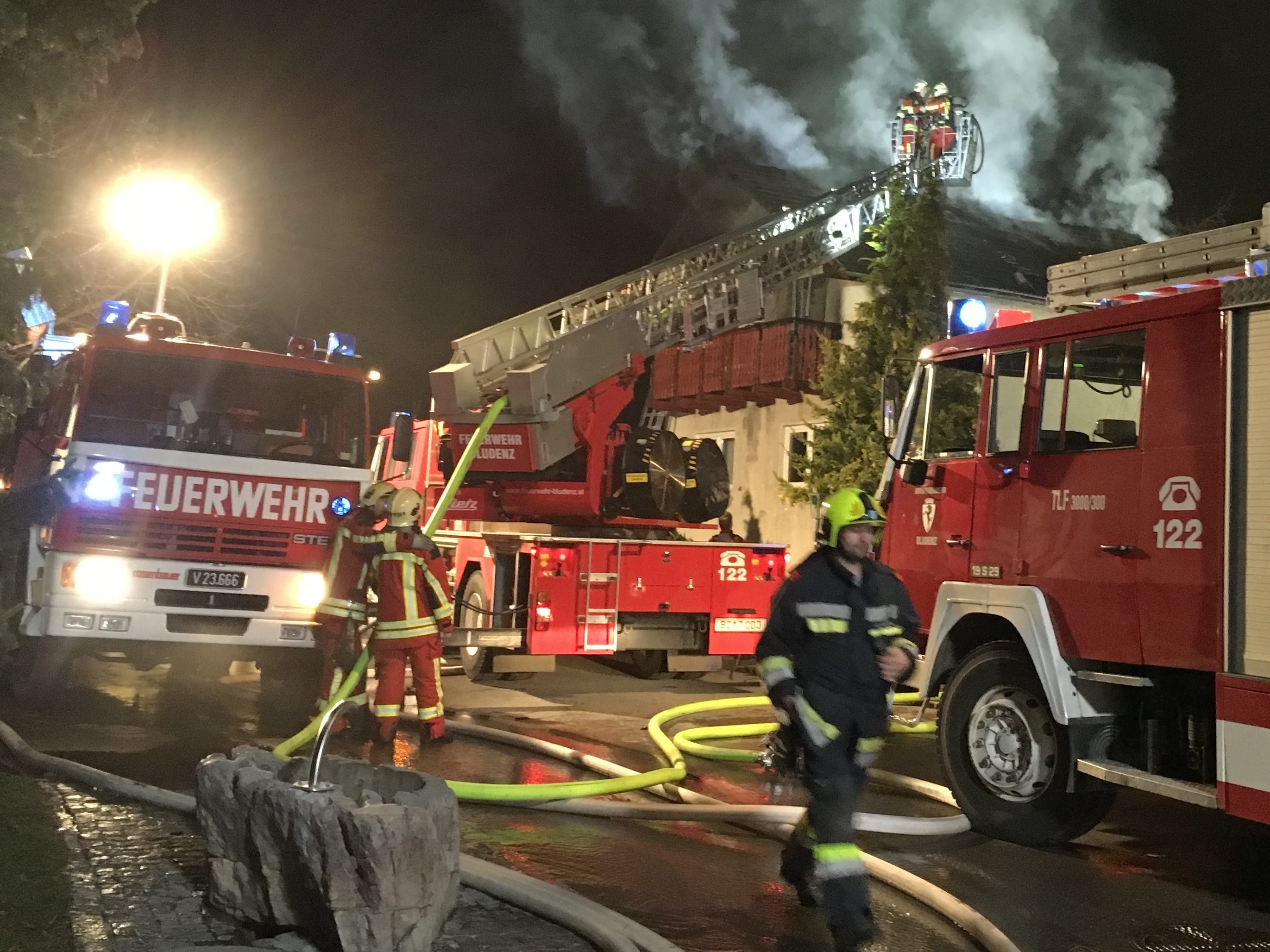Die Feuerwehren waren die ganze Nacht bis Sonntag Morgen im Einsatz.