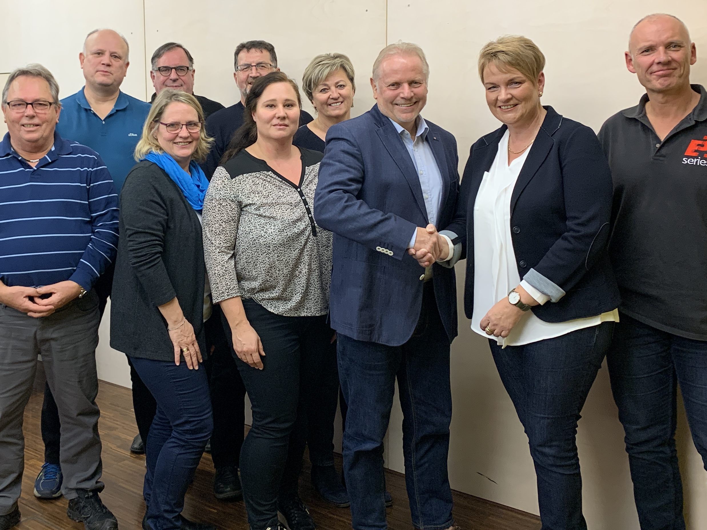 Bürgermeister Ernst Blum gratuliert seiner Nachfolgerin