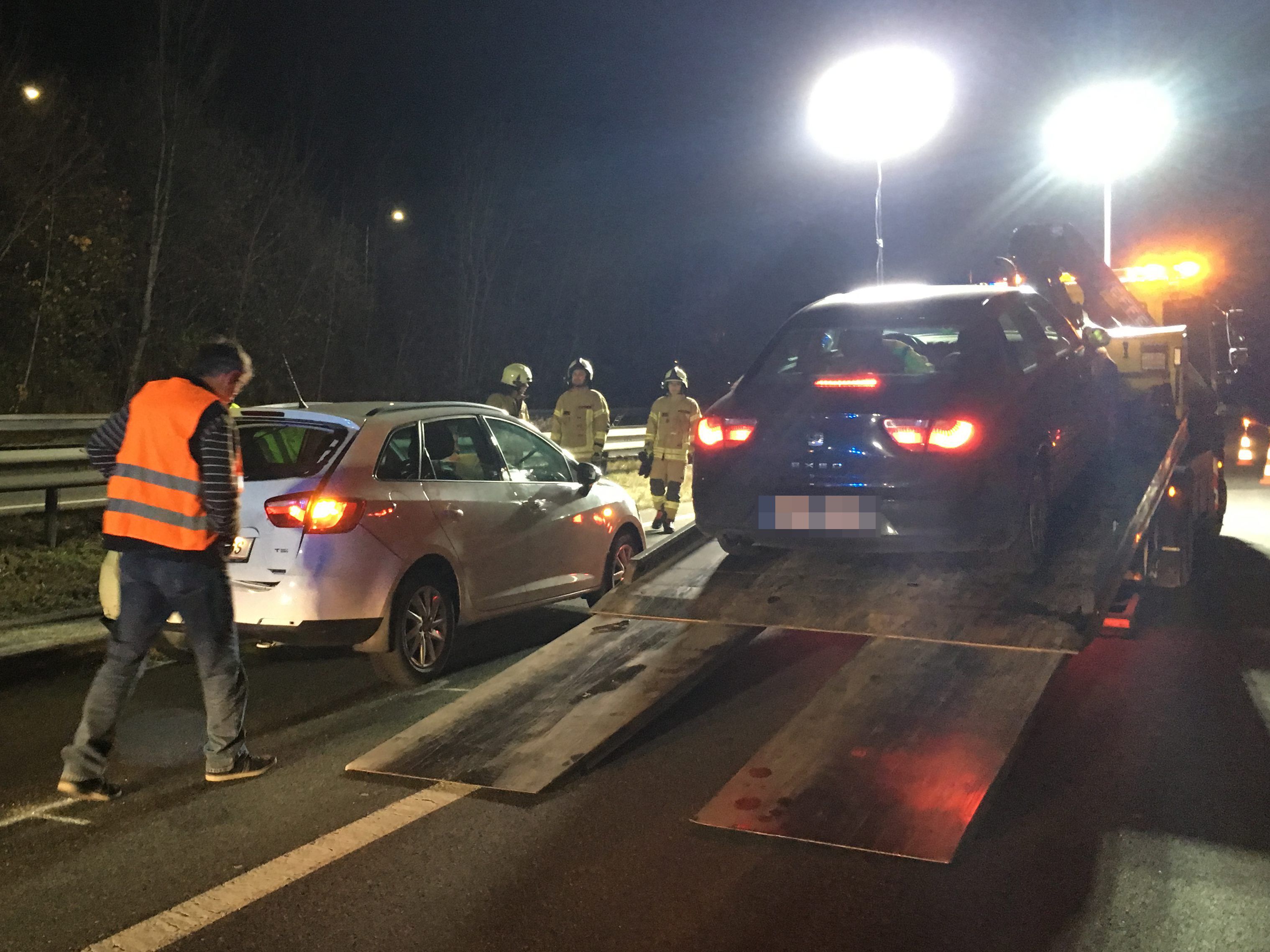 Vier beteiligte Fahrzeuge und drei verletzte Personen sind das Ergebnis eines Unfalls auf der A14 am Sonntag Abend.