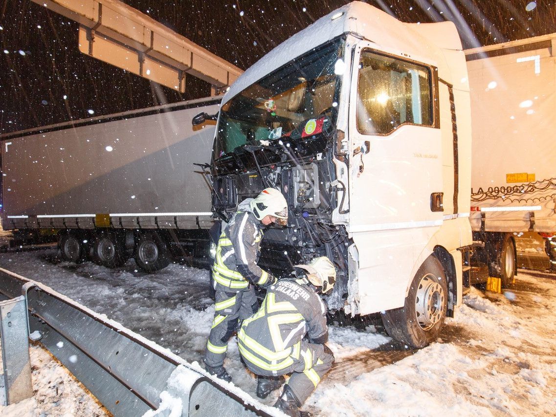Auf der Arlberg-Schnellstraße krachte ein Lkw gegen die Außenleitschiene.
