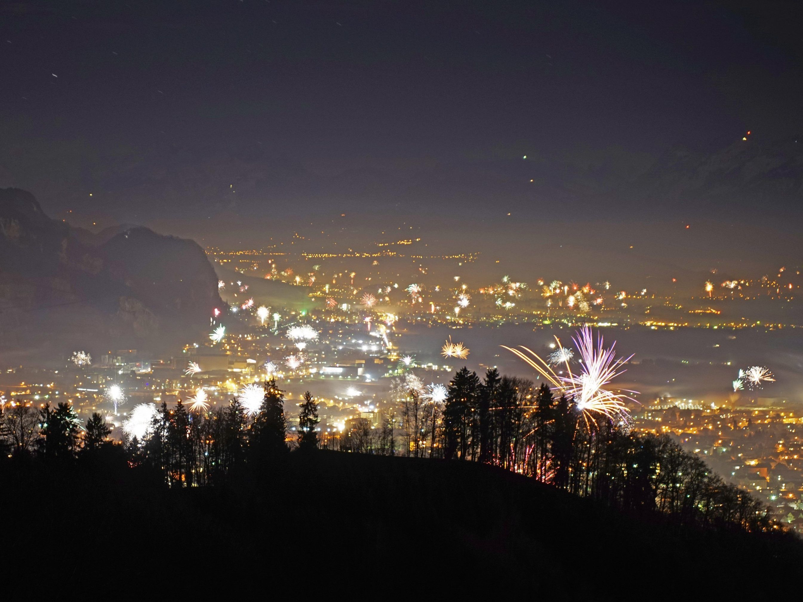 In der Silvesternacht sollten die Feuerwerke im Rheintal gut zu sehen sein - Das Wetter spielt mit.
