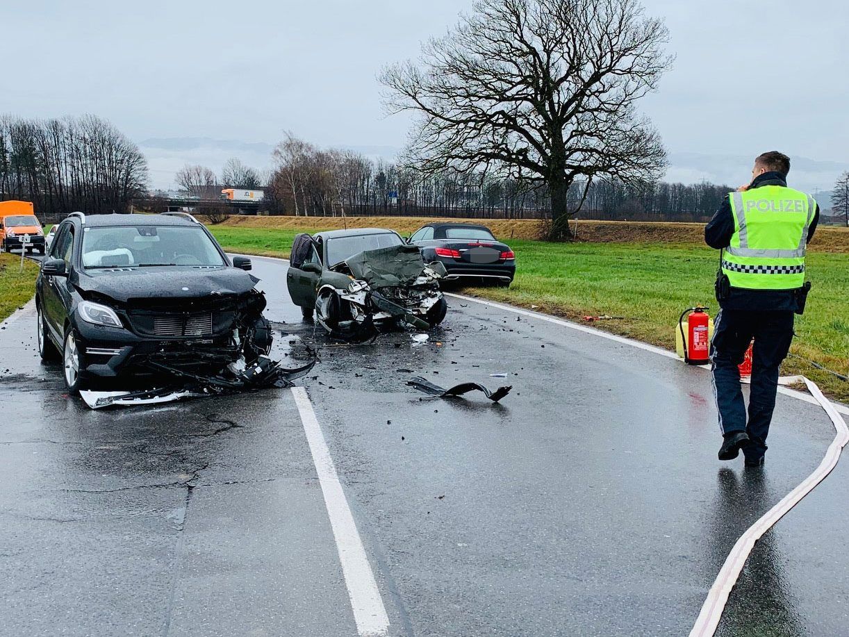 Der Unfall forderte drei Verletzte.
