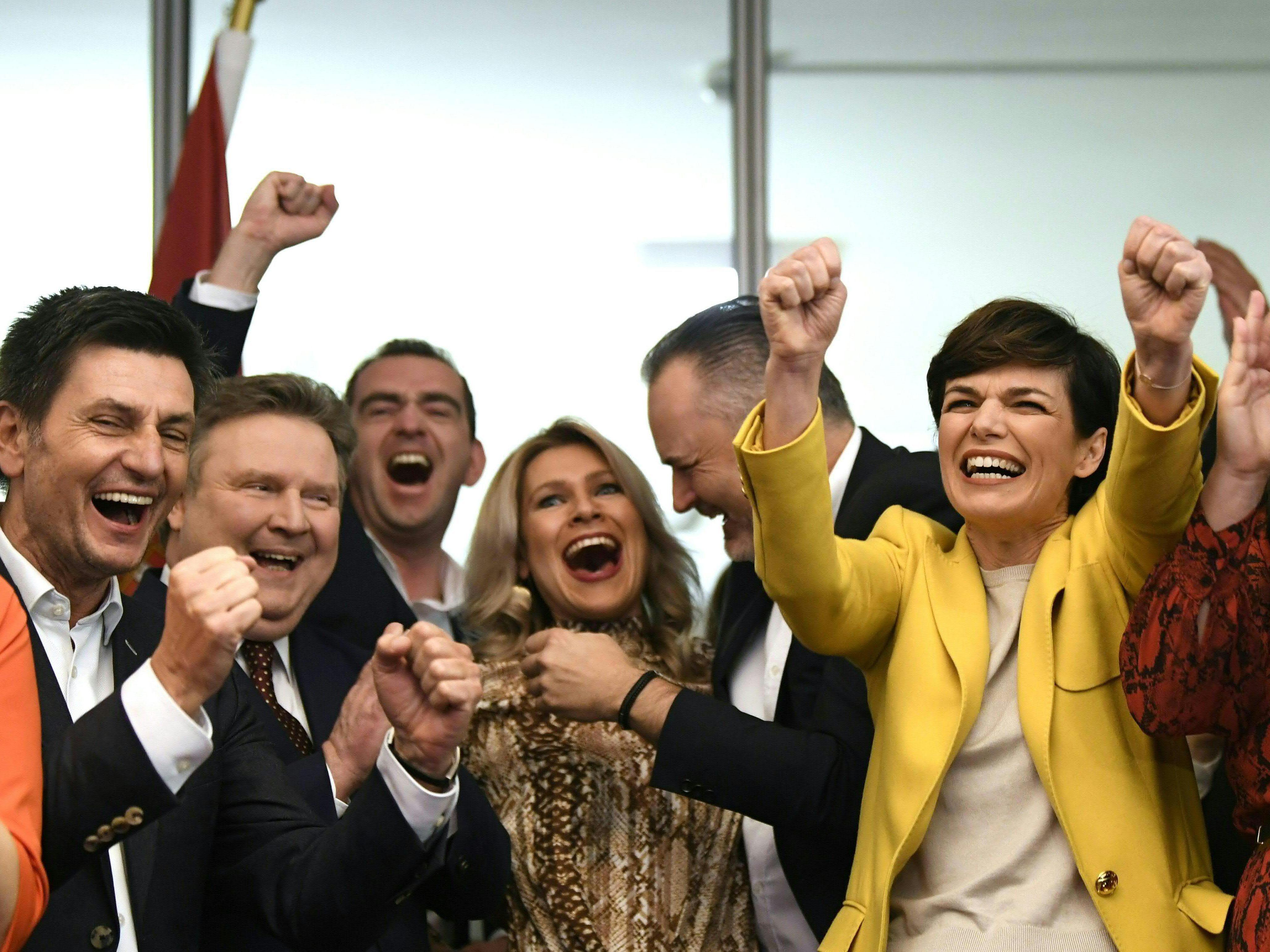 SPÖ-Chefin Pamela Rendi-Wagner, Wiens Bürgermeister Michael Ludwig und Lebensgefährtin Julia Jurtschak freuen sich mit Landeshauptmann Hans Peter Doskozil über den eindeutigen Wahlsieg im Burgenland.