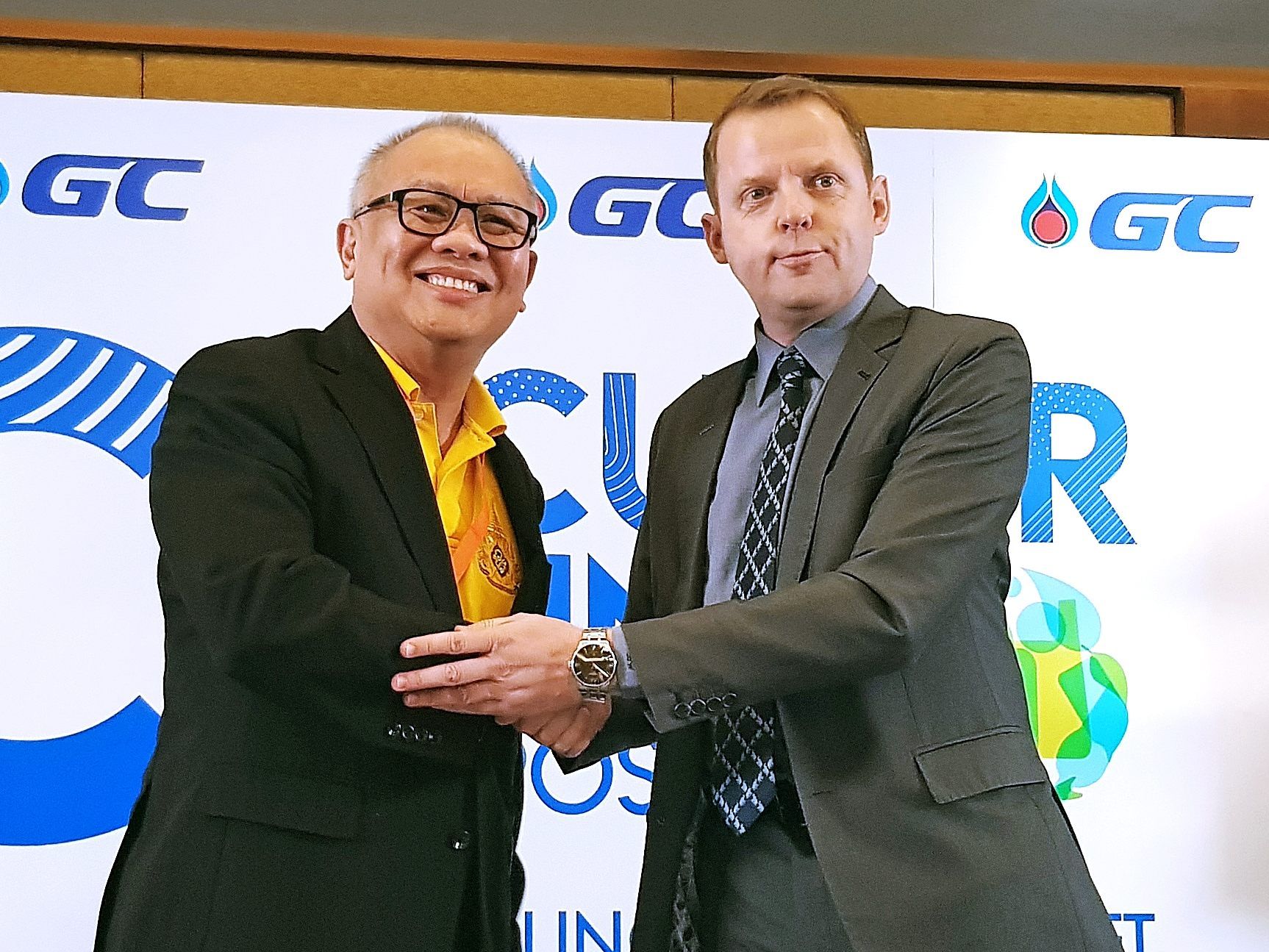 ALPLA Regional Manager Bernd Wachter und Supattanapong Punmeechaow, Präsident und CEO von GC
